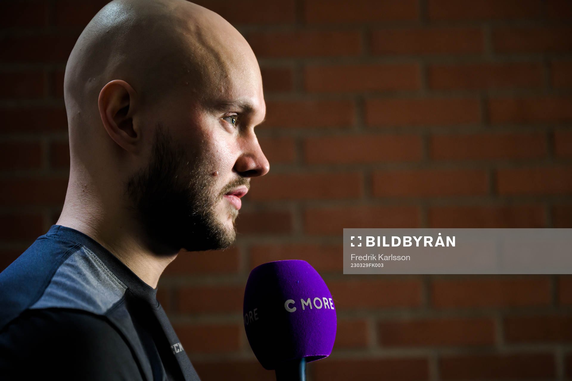 Färjestads Theodor Lennström blir intervjuad av C More
