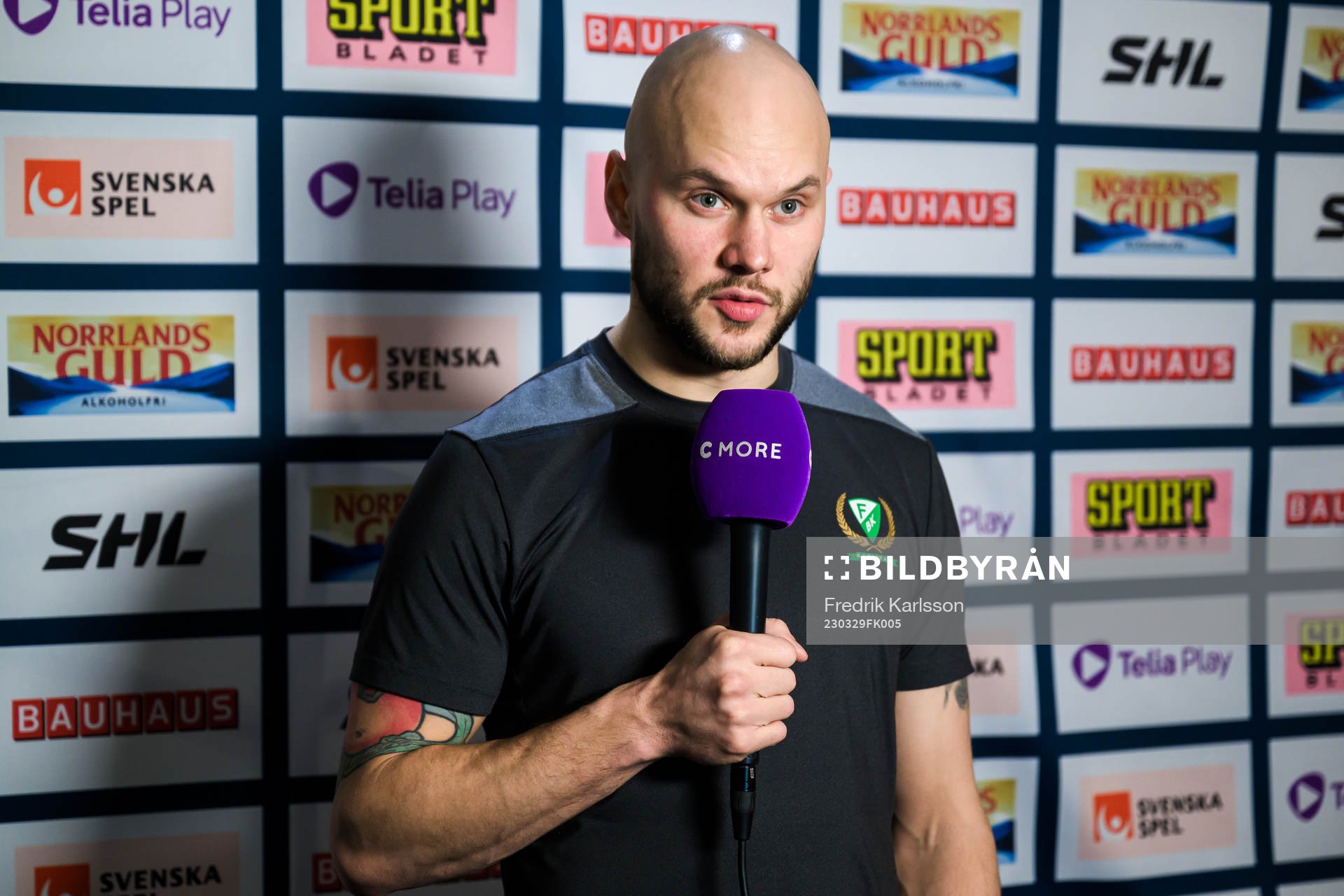 Färjestads Theodor Lennström blir intervjuad av C More