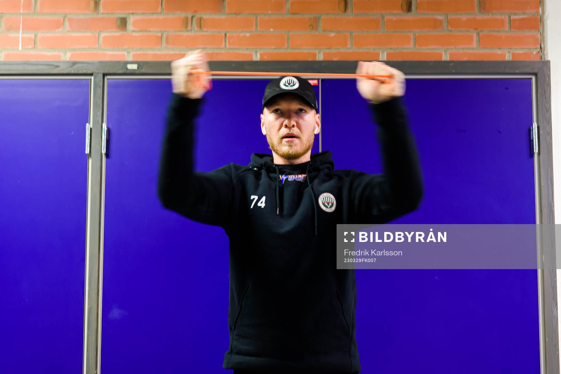 Frölundas Andreas Borgman värmer upp
