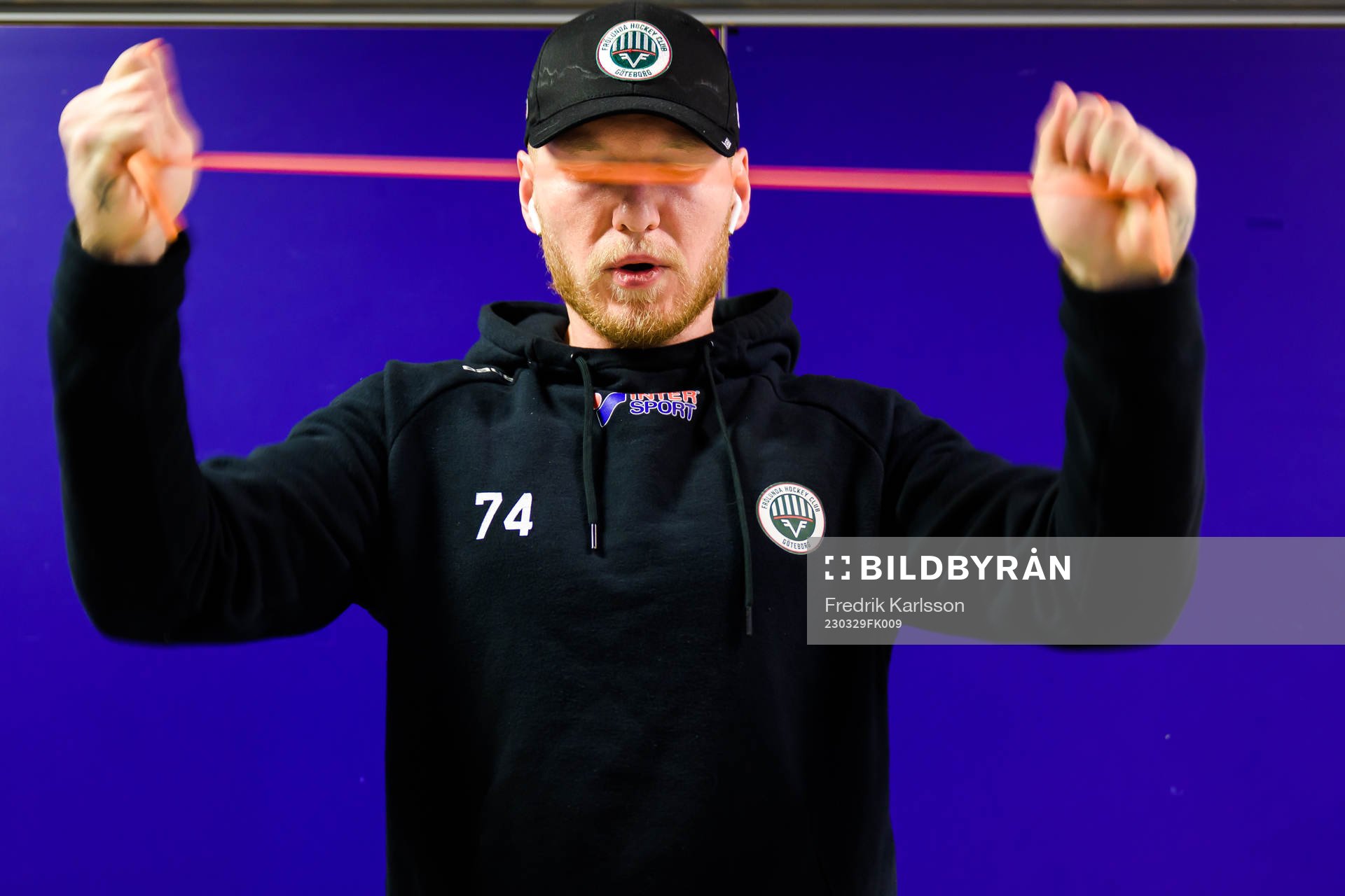 Frölundas Andreas Borgman värmer upp