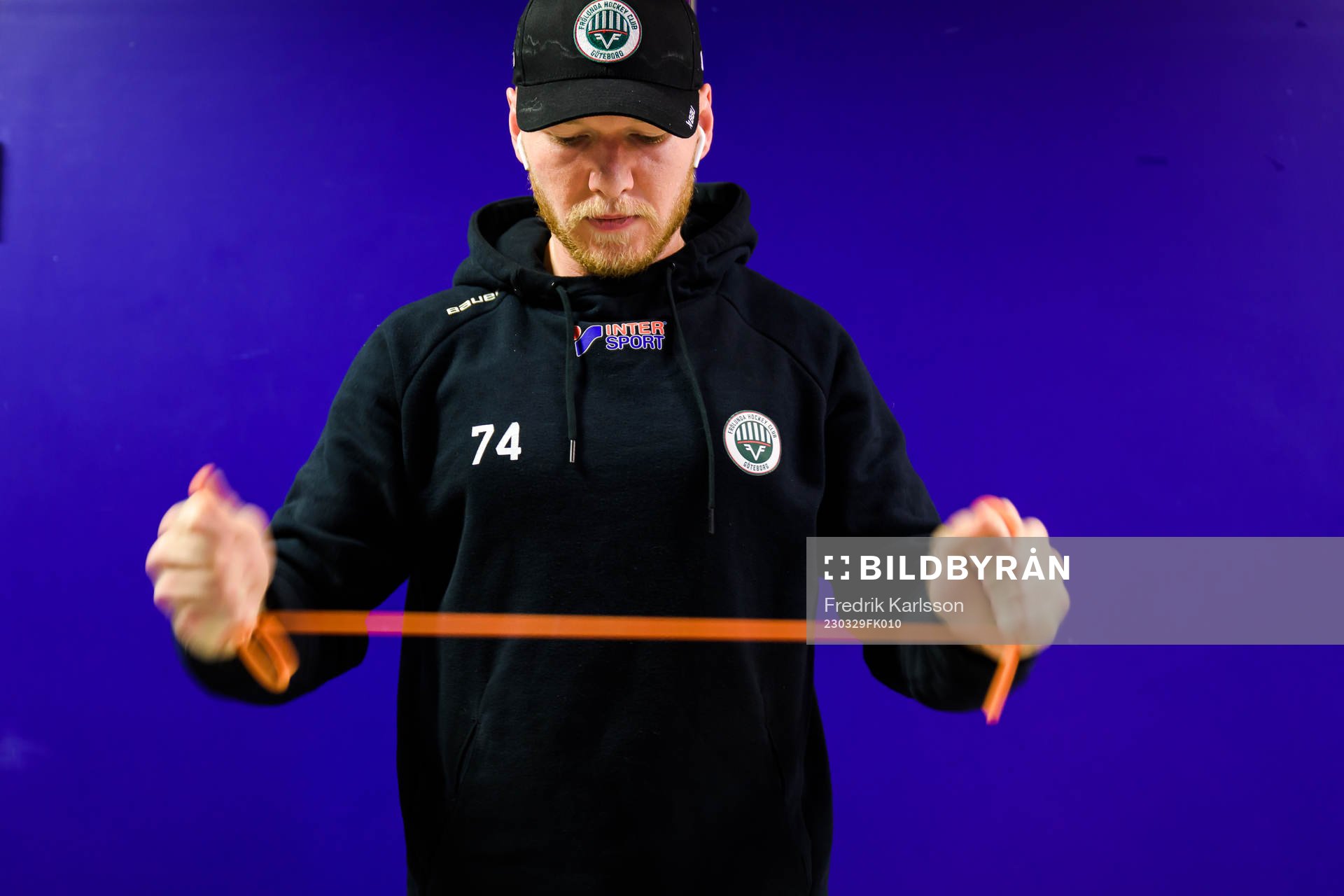 Frölundas Andreas Borgman värmer upp