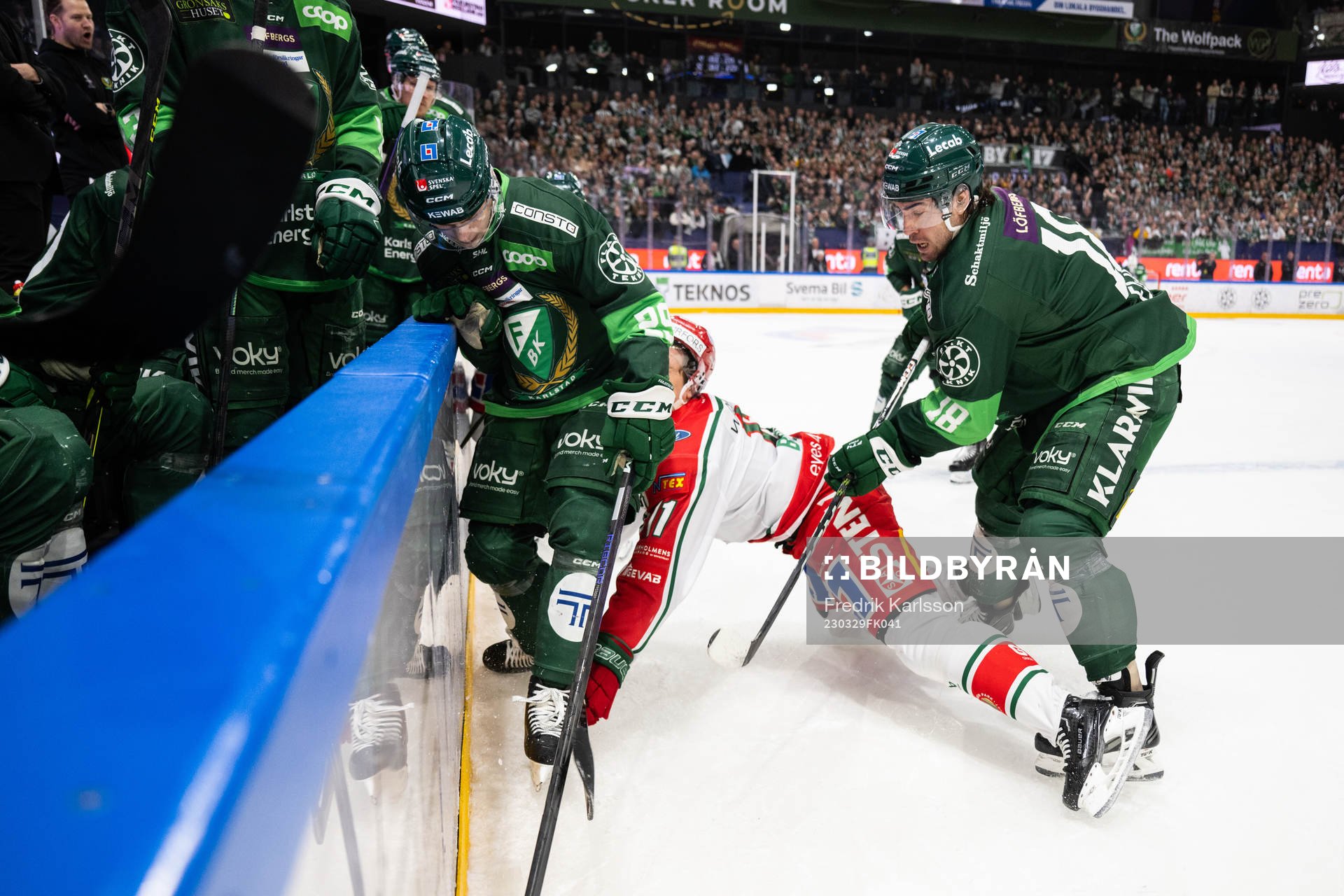 Färjestads Remi Elie tacklar Frölundas Erik Borg och blir