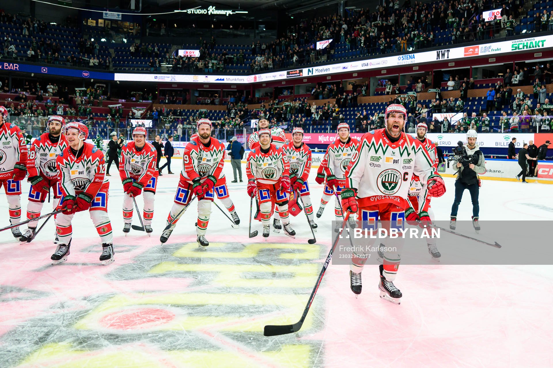 Frölundas Joel Lundqvist jublar med lagkamrater