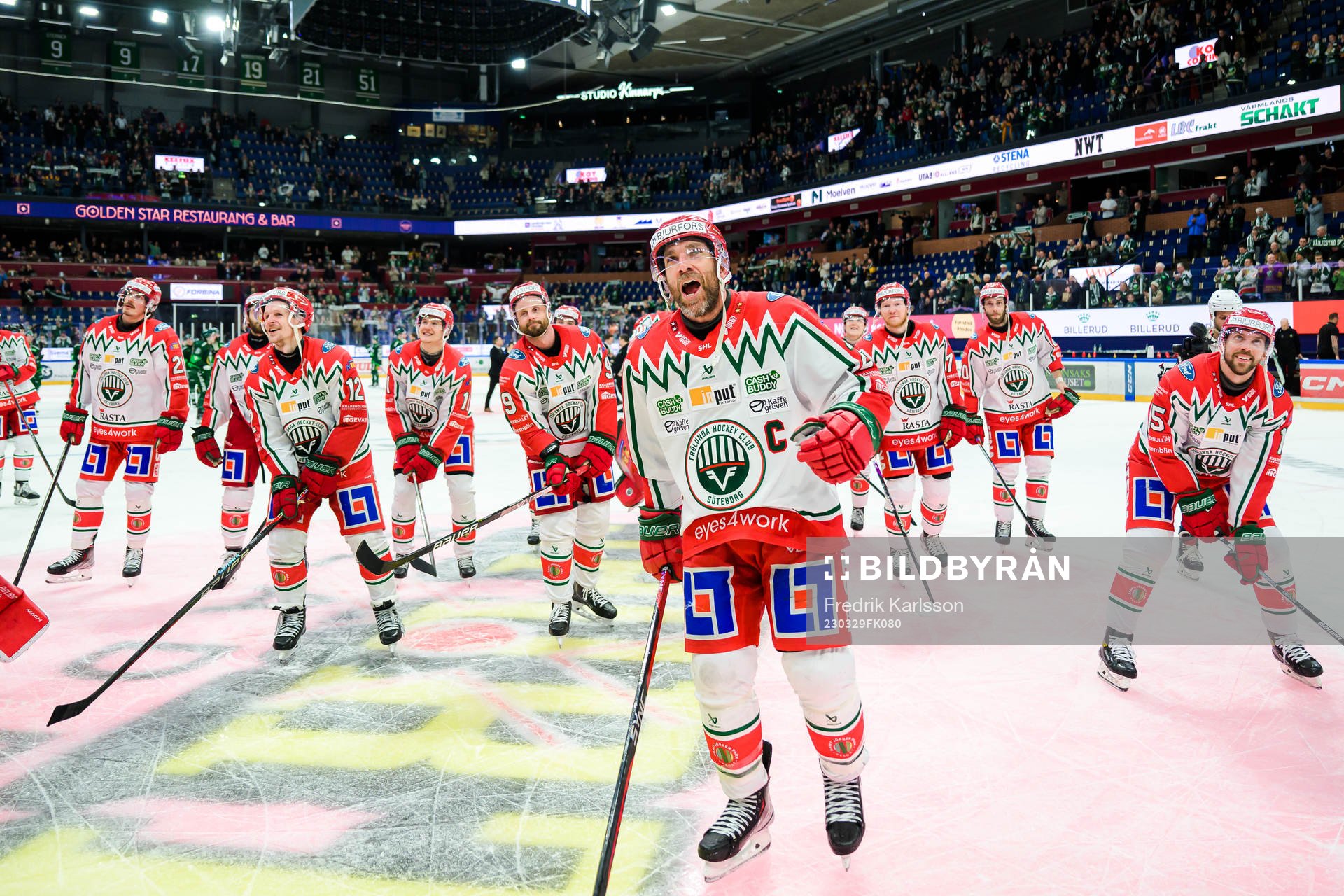Frölundas Joel Lundqvist jublar med lagkamrater