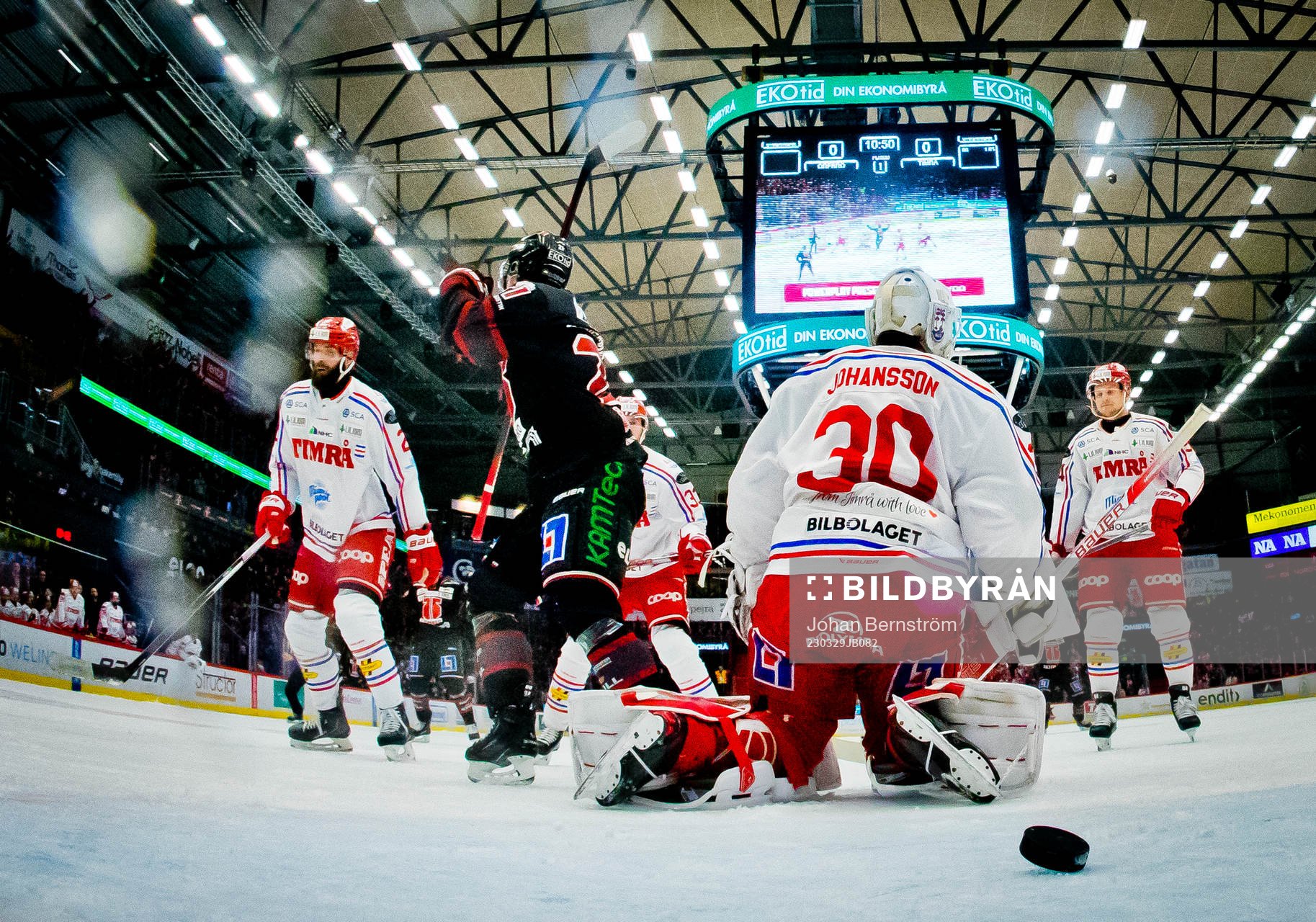 Örebros Linus Öberg gör 1-0 på Timrås målvakt Jacob