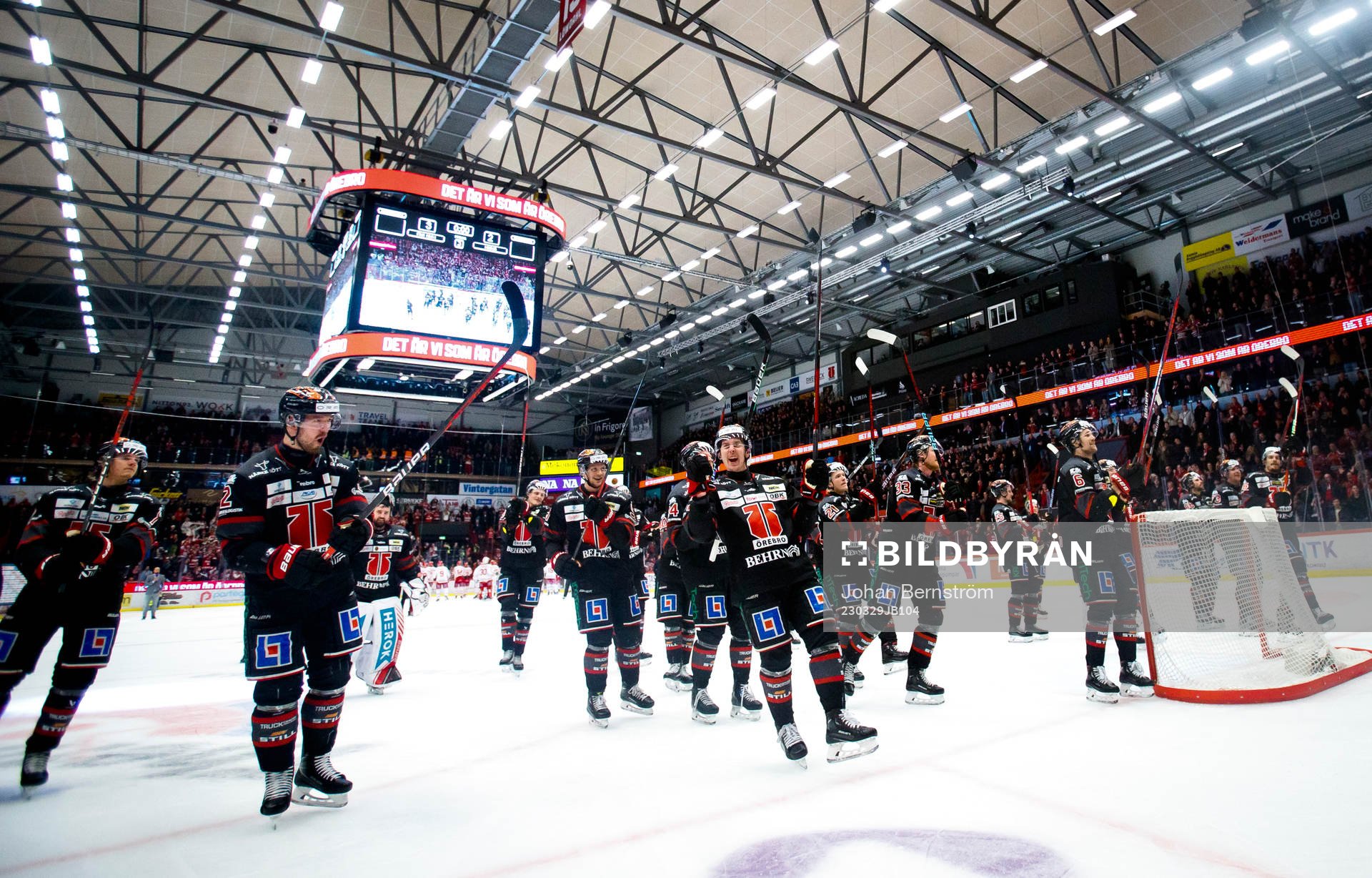 Örebros Rasmus Rissanen och Robert Leino jublar