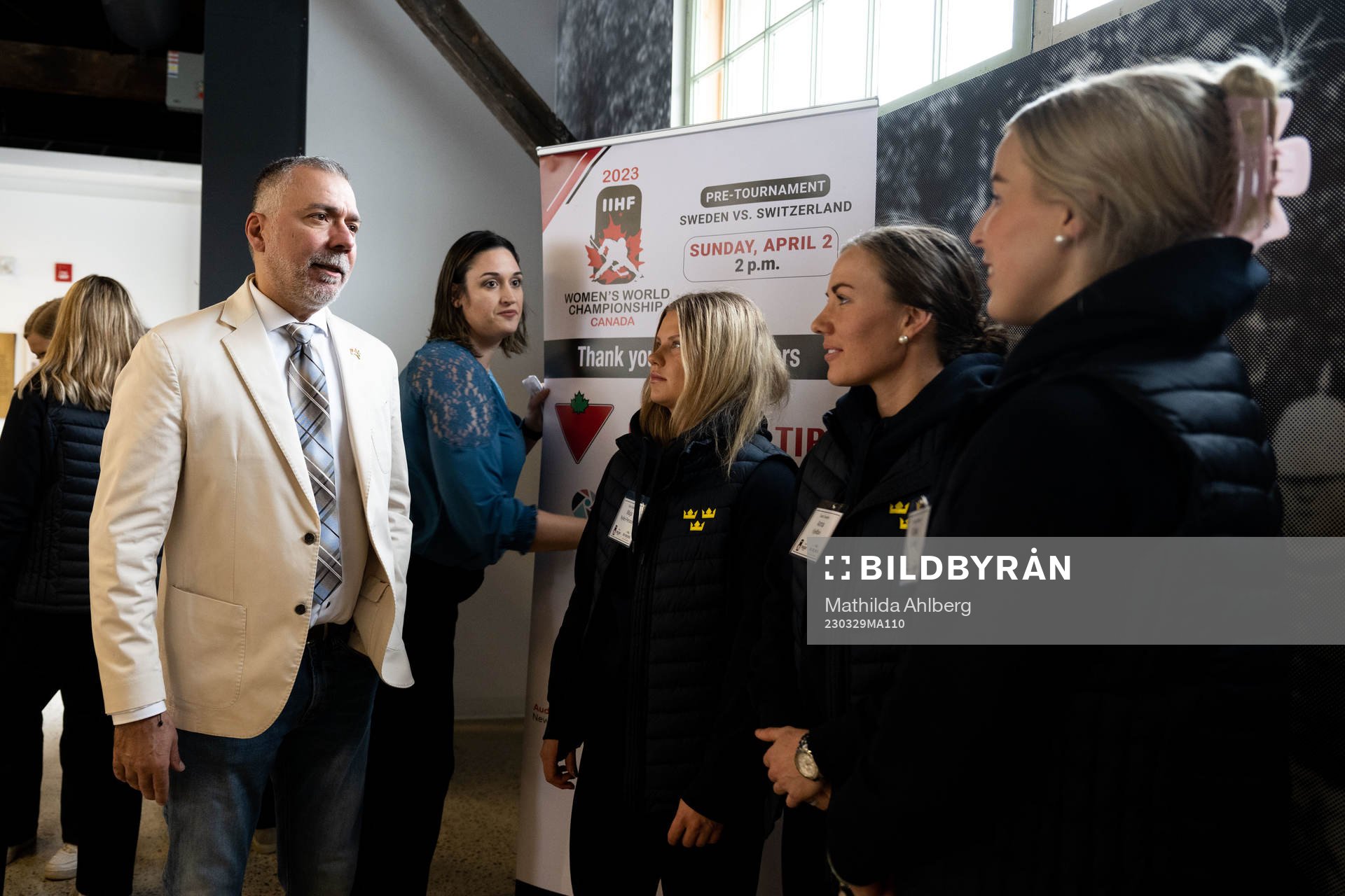 Mayor Tom Mrakas at an event with the team of Sweden