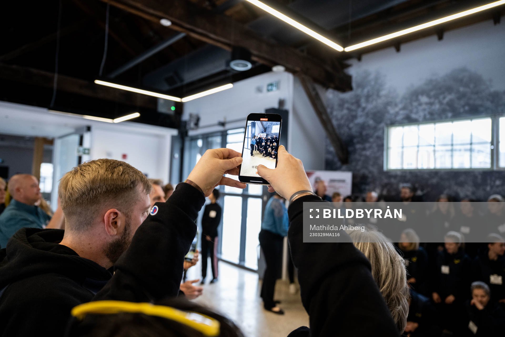 Players and leaders of Sweden at an event with the mayor of