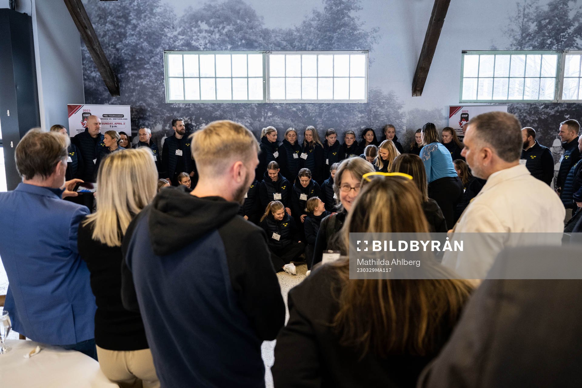 Players and leaders of Sweden at an event with the mayor of