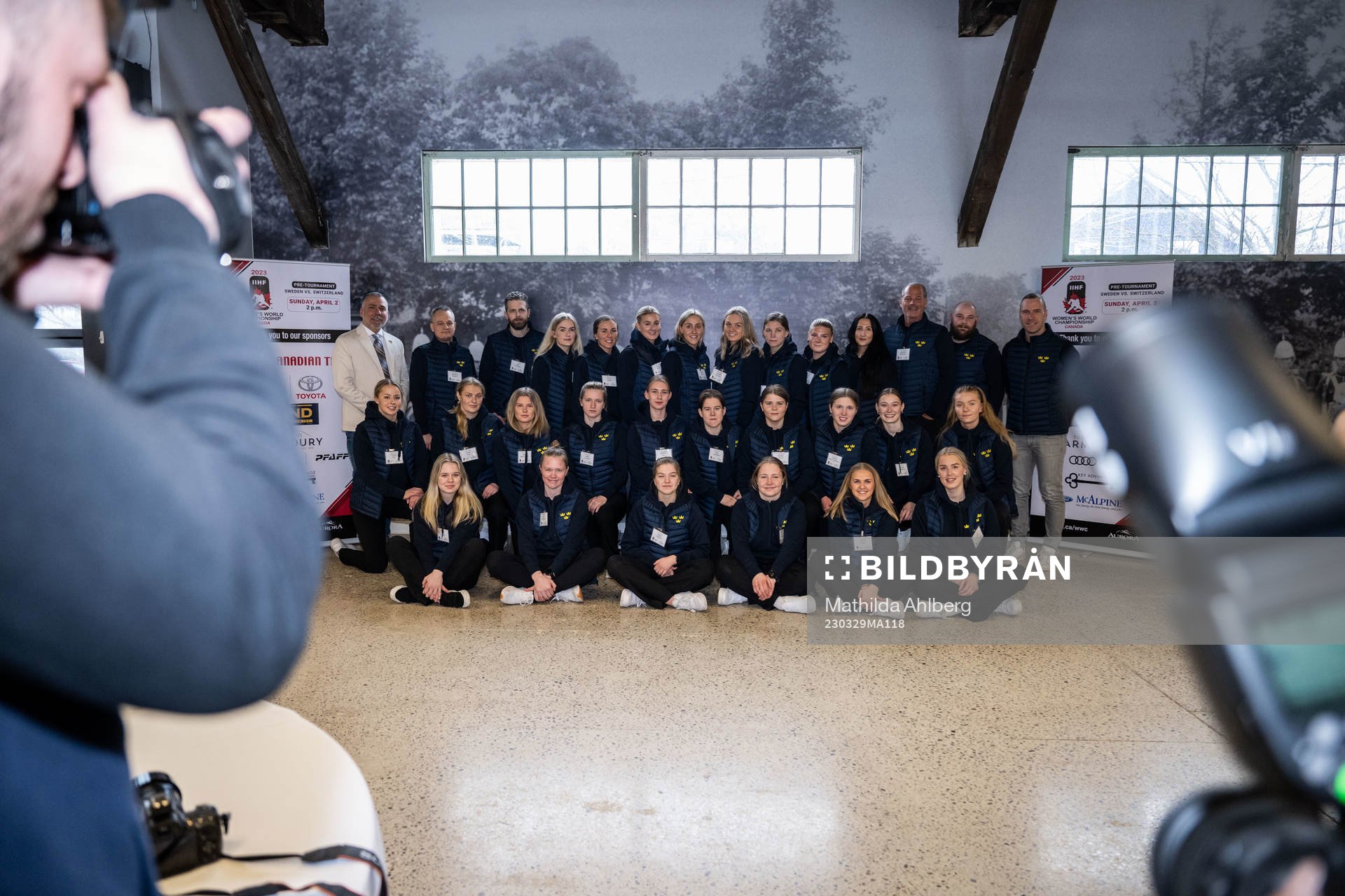Players and leaders of Sweden at an event with the mayor of