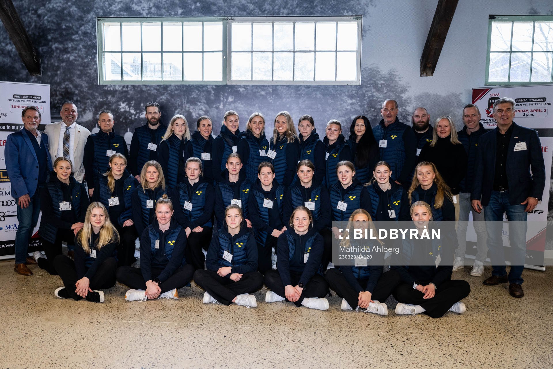 Players and leaders of Sweden at an event with the mayor of