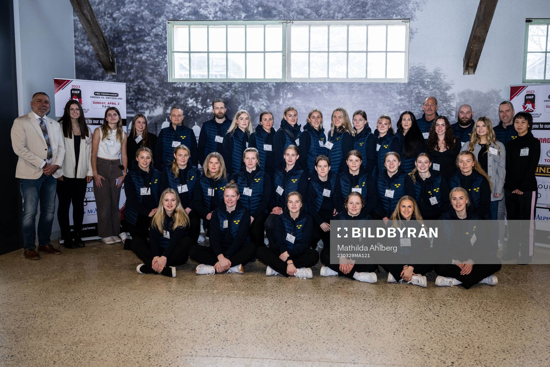 Players and leaders of Sweden at an event with the mayor of