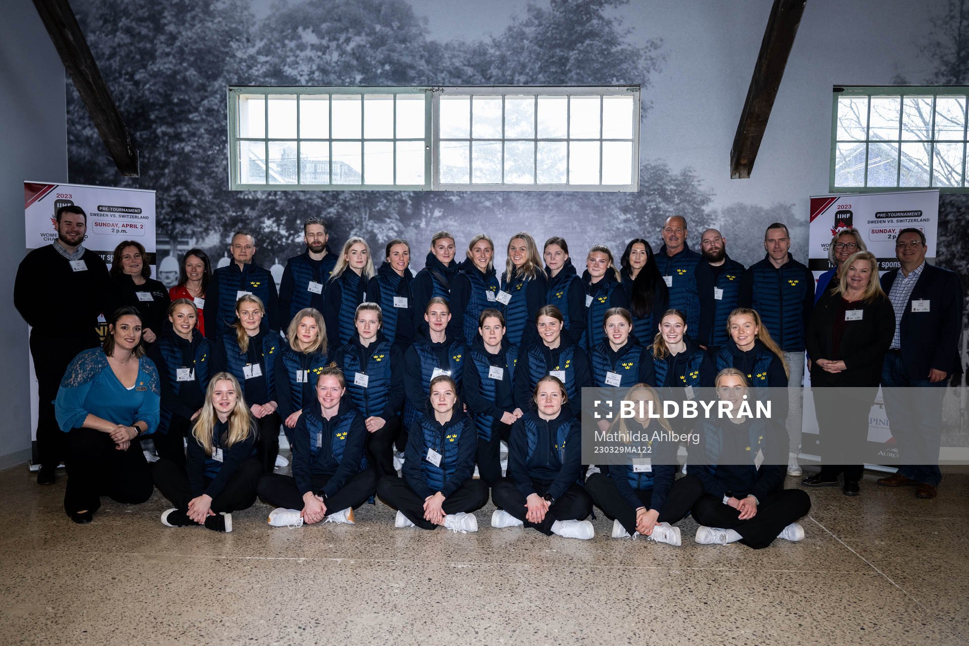 Players and leaders of Sweden at an event with the mayor of