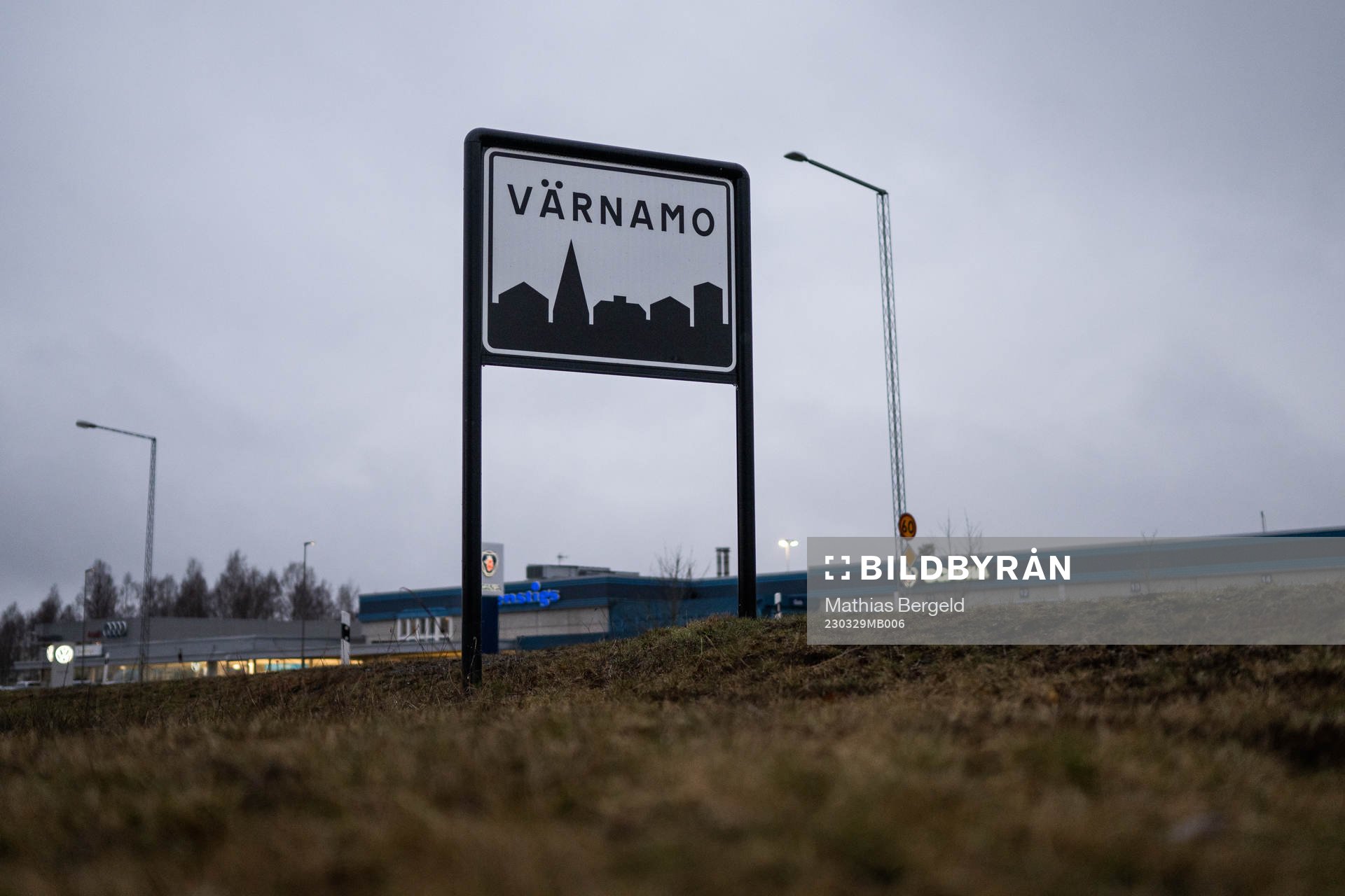 En vägskylt med för Värnamo tätort den 29 mars 2023 i Värnamo. 