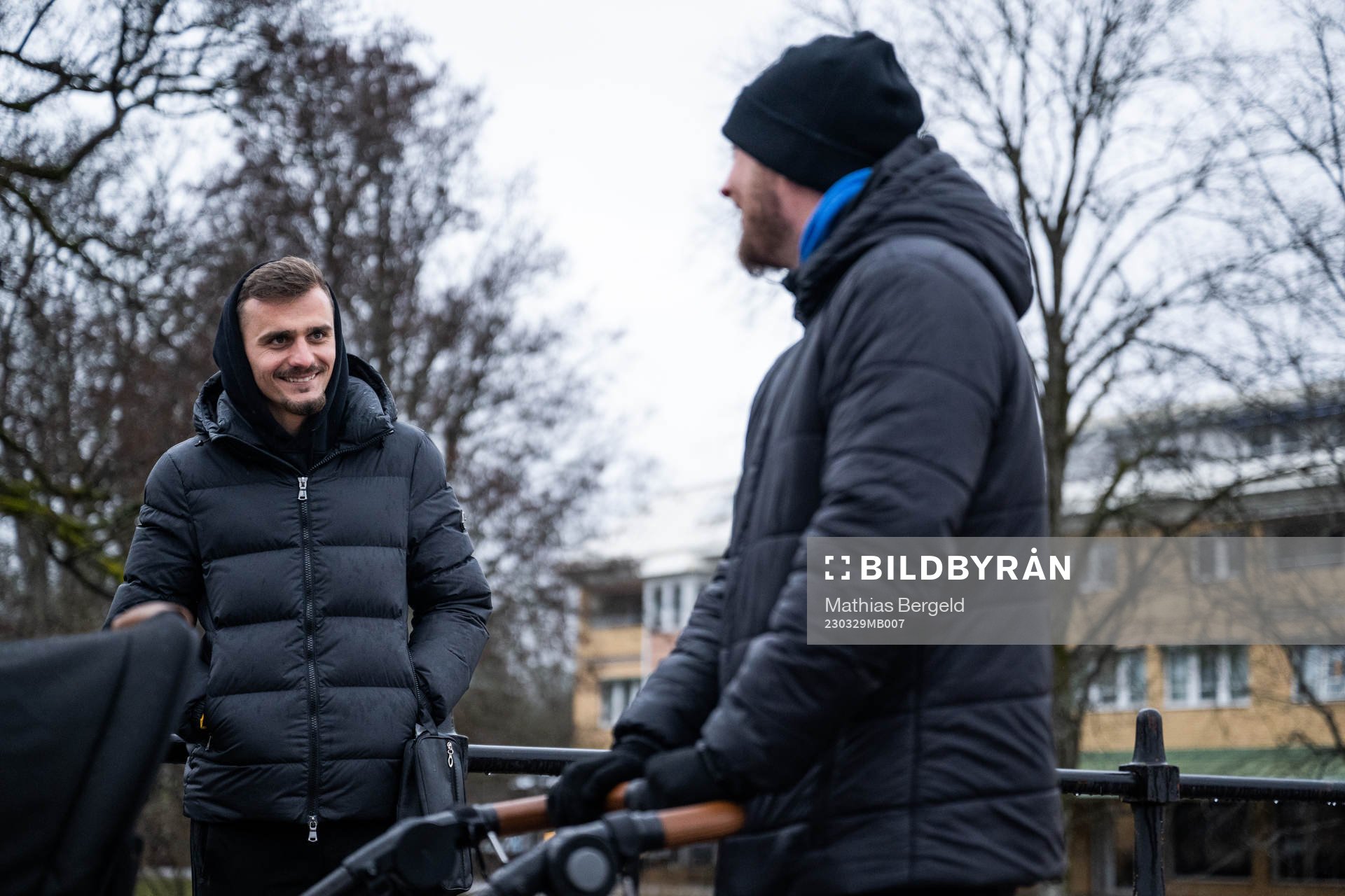 Ajdin Zeljkovic pratar med tränare Kim Hellberg under en fotografering med det allsvenska fotbollslaget Värnamo den 29 mars 2023 i Värnamo. 