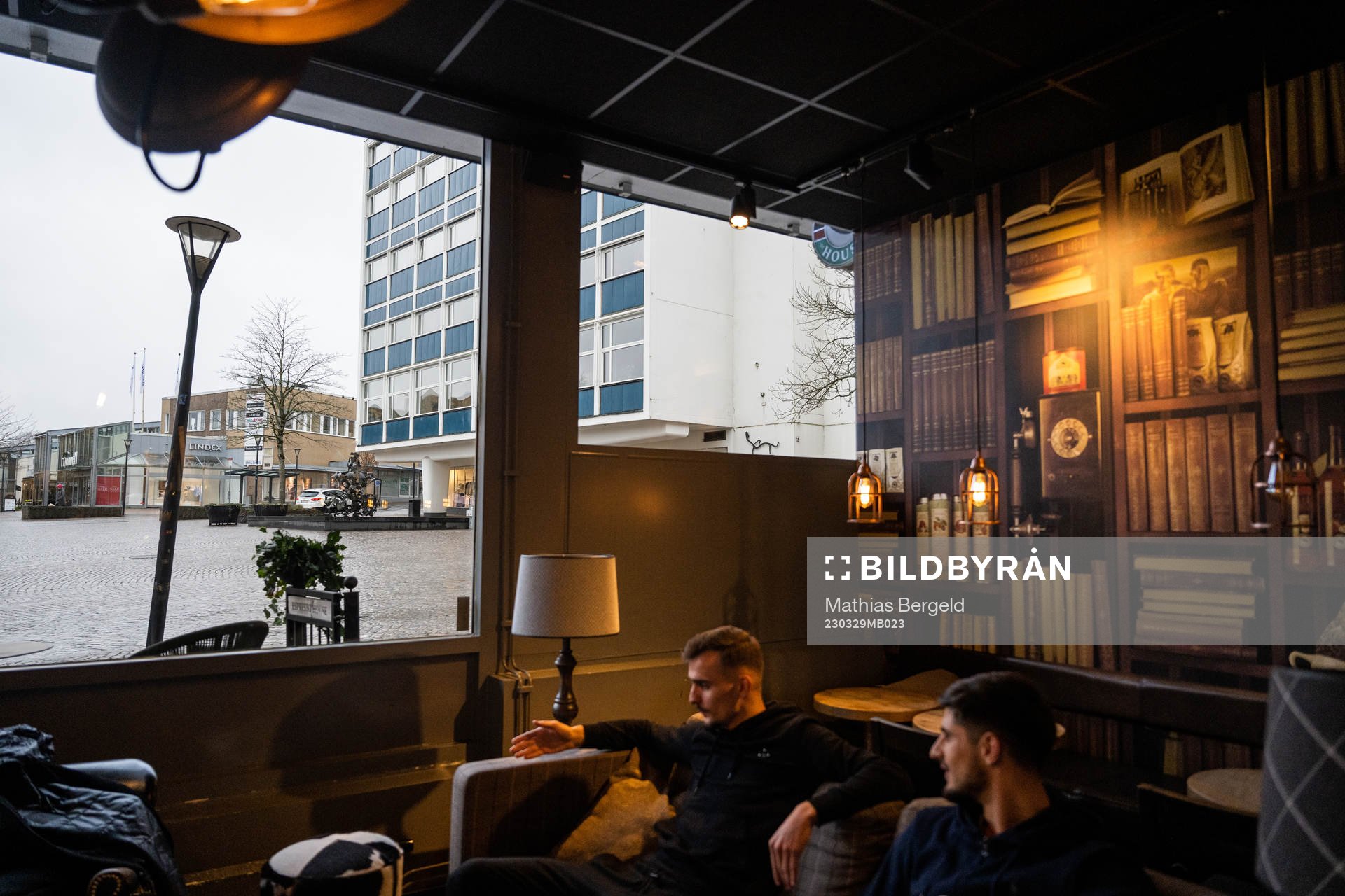 Värnamo centrum syns genom ett fönster