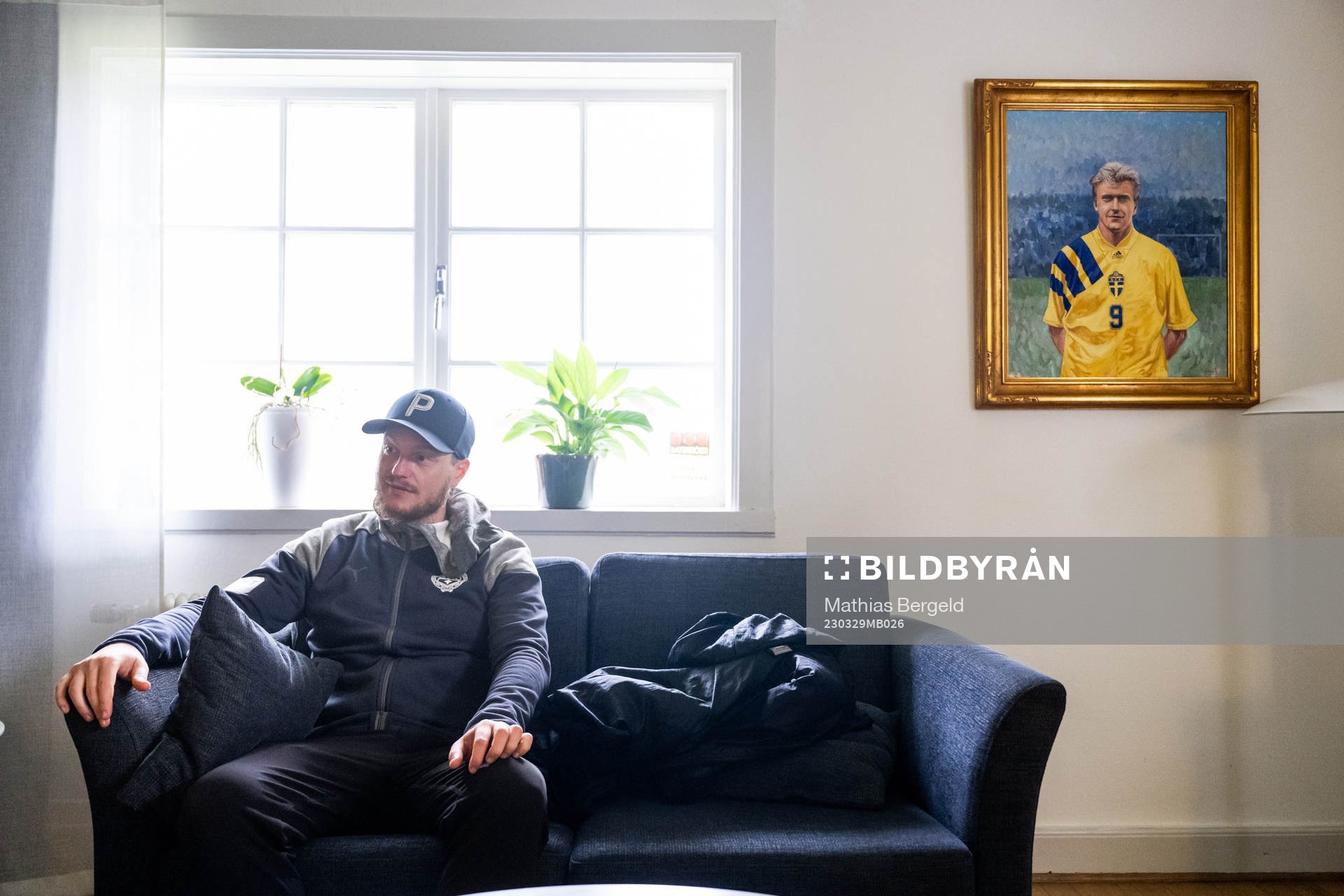 Ett porträtt av Jonas Thern hänger på väggen vid sidan