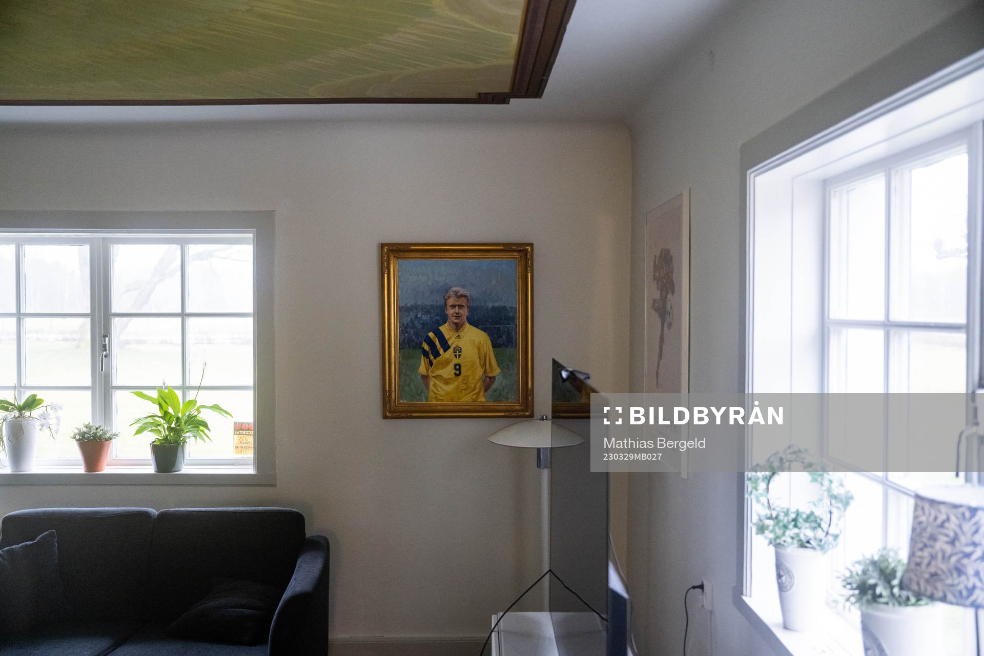 Ett porträtt av Jonas Thern hänger på väggen i IFK