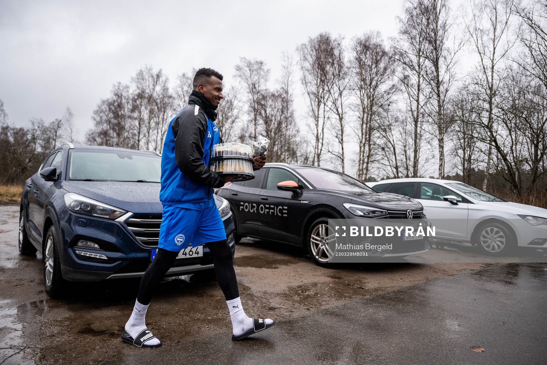 Bernardo Vilar bär på tårtor