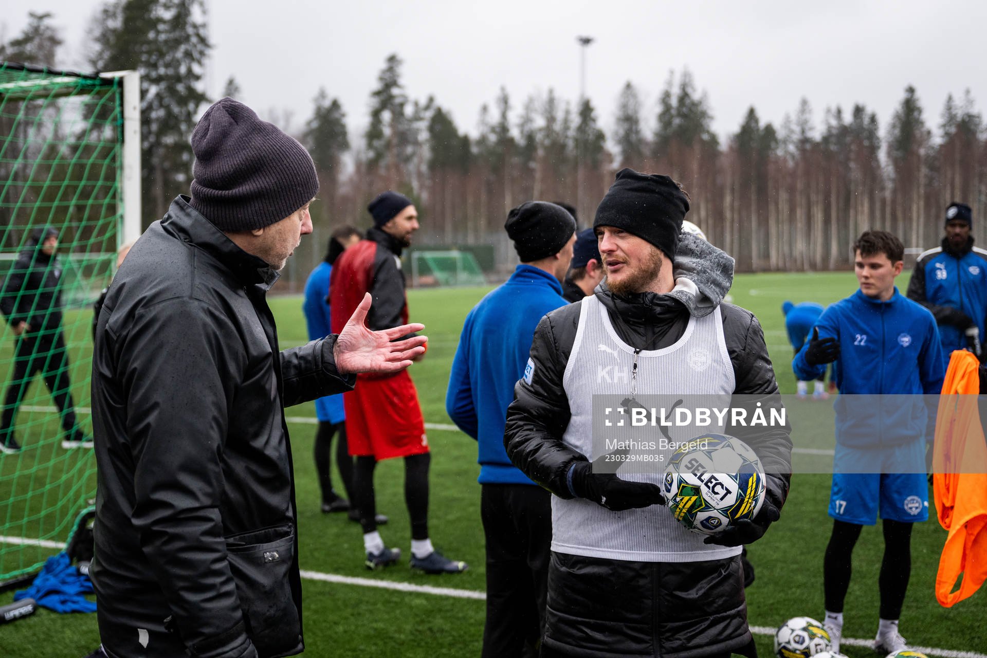 En supporter pratar med tränare Kim Hellberg