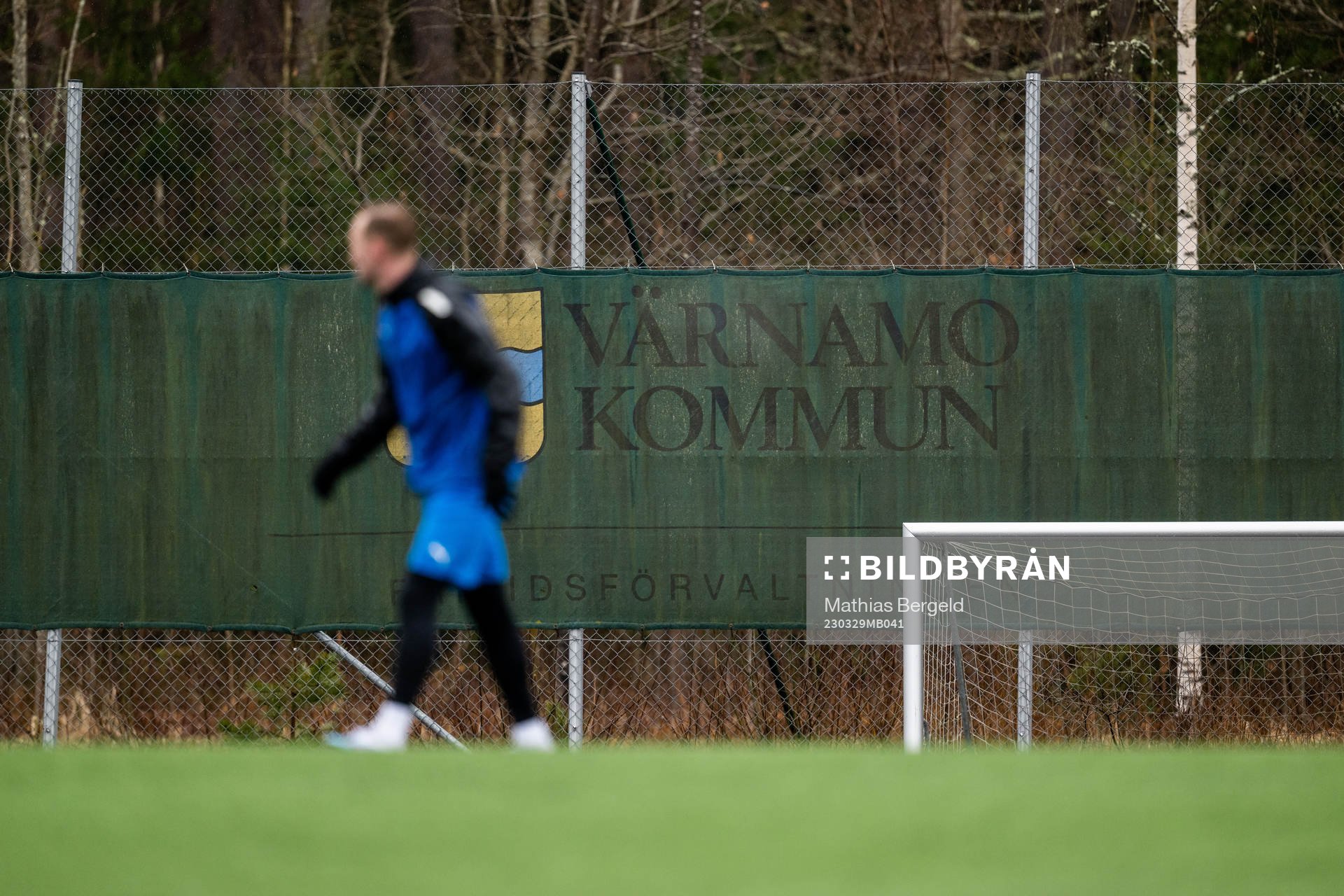 Värnamo kommuns logotyp på ett stängsel under en träning med det allsvenska fotbollslaget Värnamo den 29 mars 2023 i Värnamo. 