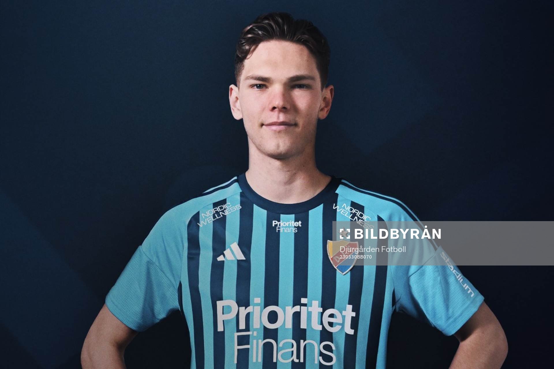 Philip Rolke poserar för ett porträtt sedan han skrivit på ett treårskontrakt med Djurgården den 30 mars 2023 i Stockholm. 
