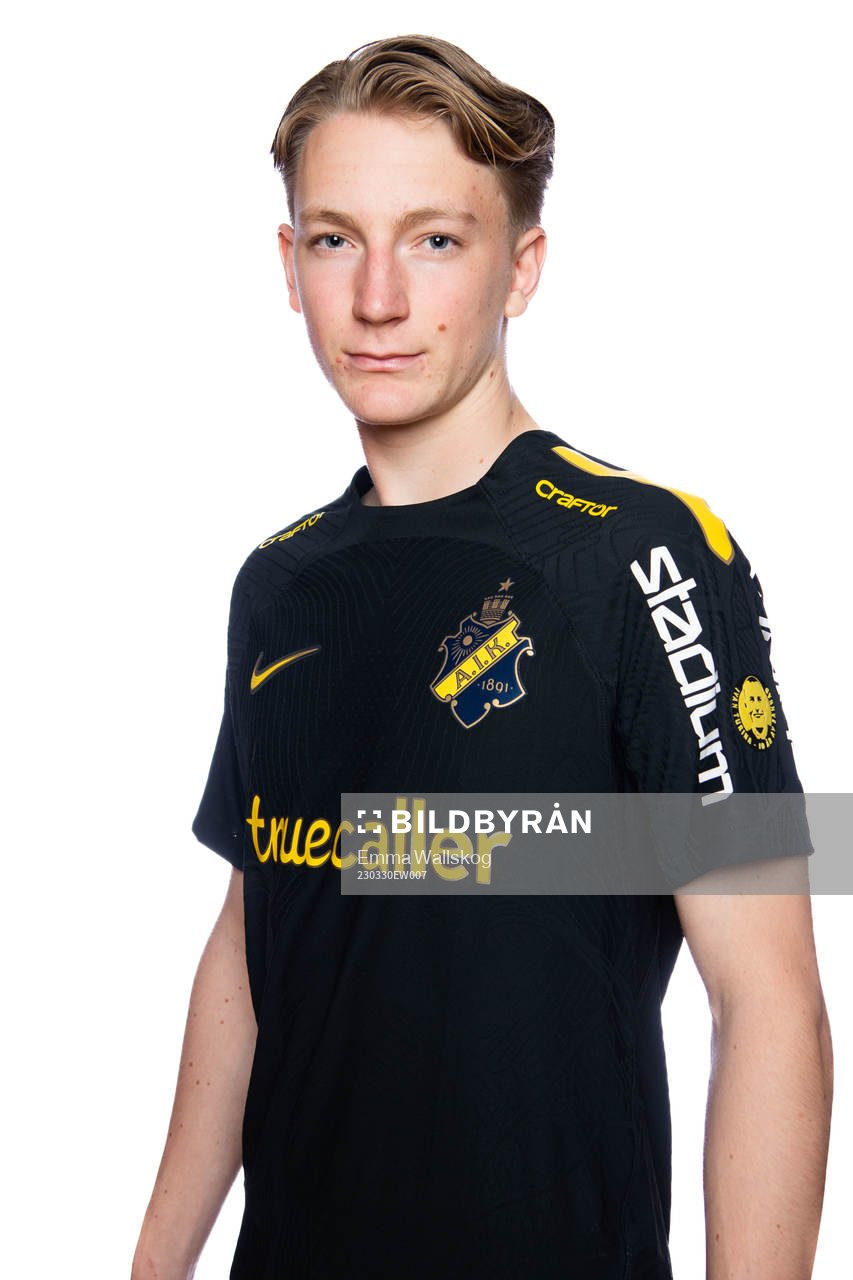 Hugo Aviander poserar för porträtt i samband med att han presenterats som nyförvärv av AIK den 30 mars 2023 i Stockholm. 