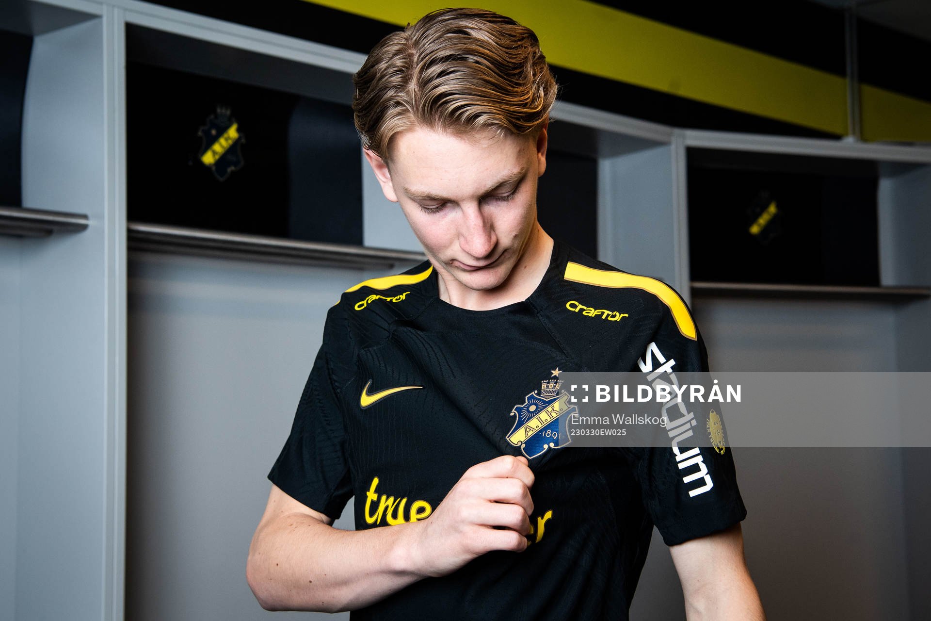 Hugo Aviander poserar för porträtt i samband med att han presenterats som nyförvärv av AIK den 30 mars 2023 i Stockholm. 