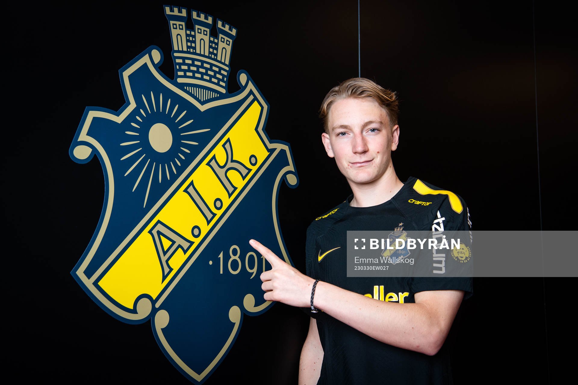 Hugo Aviander poserar för porträtt i samband med att han presenterats som nyförvärv av AIK den 30 mars 2023 i Stockholm. 