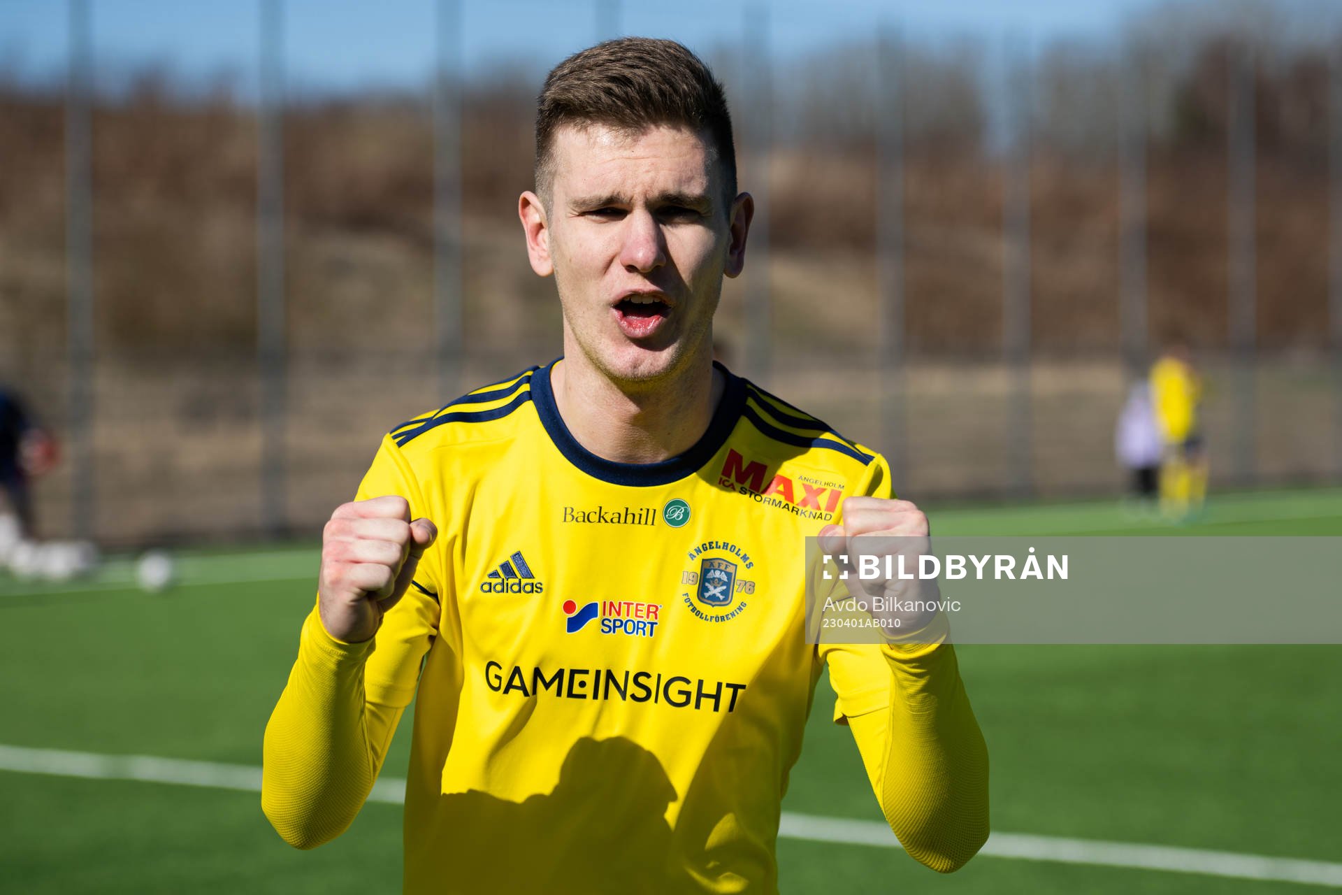 Ängelholms Niklas Svensson jublar efter slutsignalen under fotbollsmatchen i Division 1 södra mellan Ängelholms FF och BK Olympic den 1 april 2023 i Ängelholm.