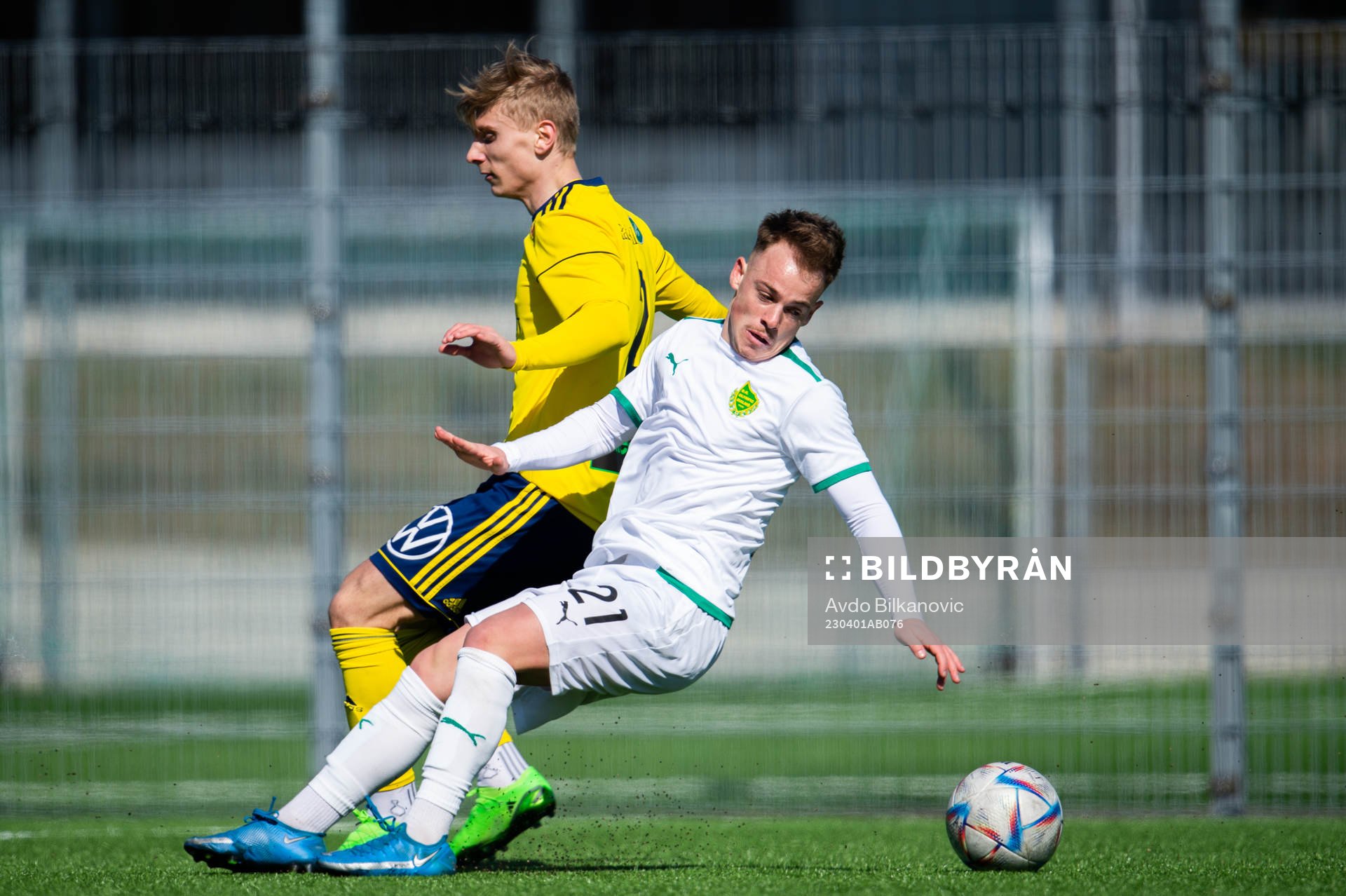 Ängelholms William Lindberg och Olympic Alexander Robért under fotbollsmatchen i Division 1 södra mellan Ängelholms FF och BK Olympic den 1 april 2023 i Ängelholm.