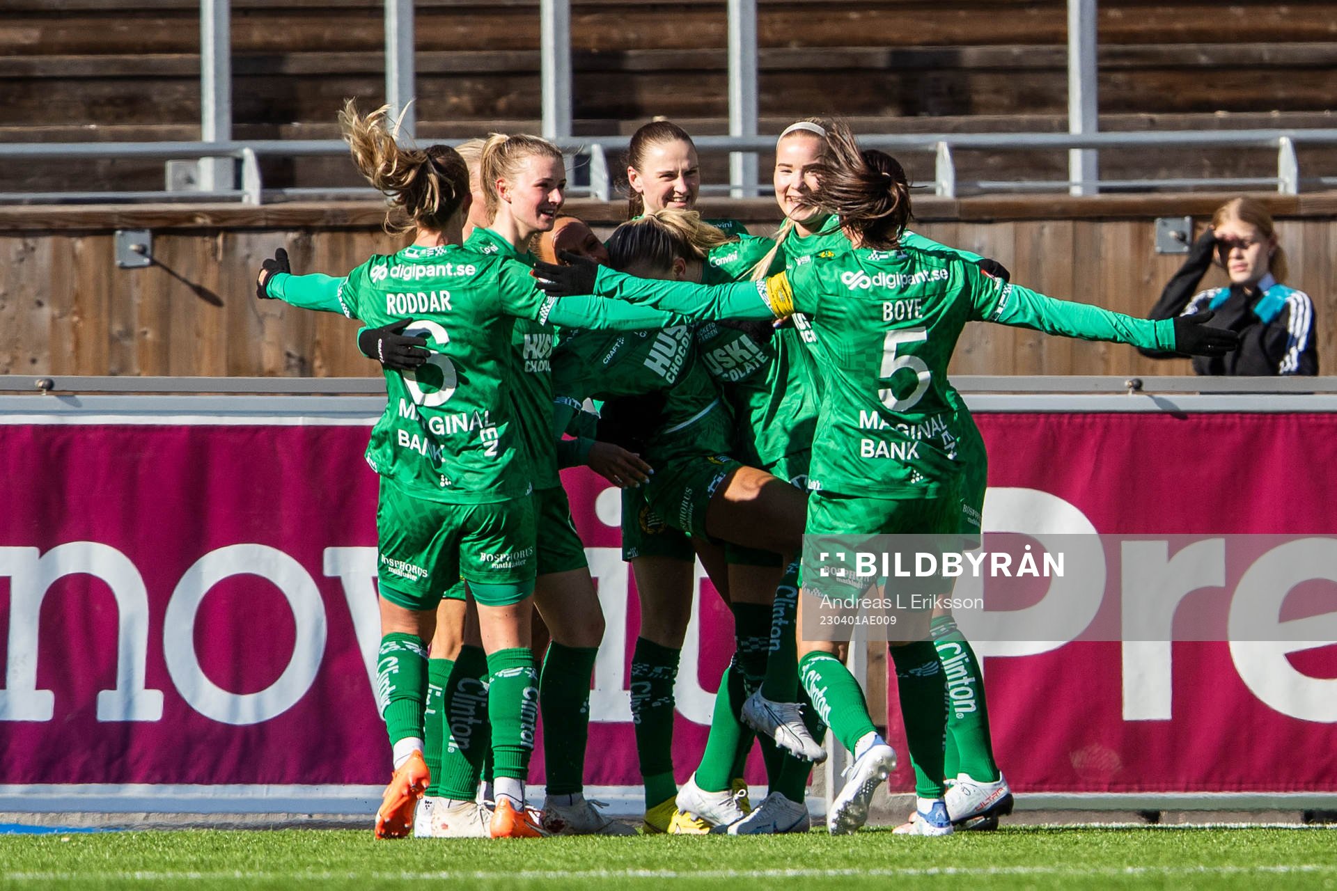 Hammarbys Matilda Vinberg jublar med lagkamrater