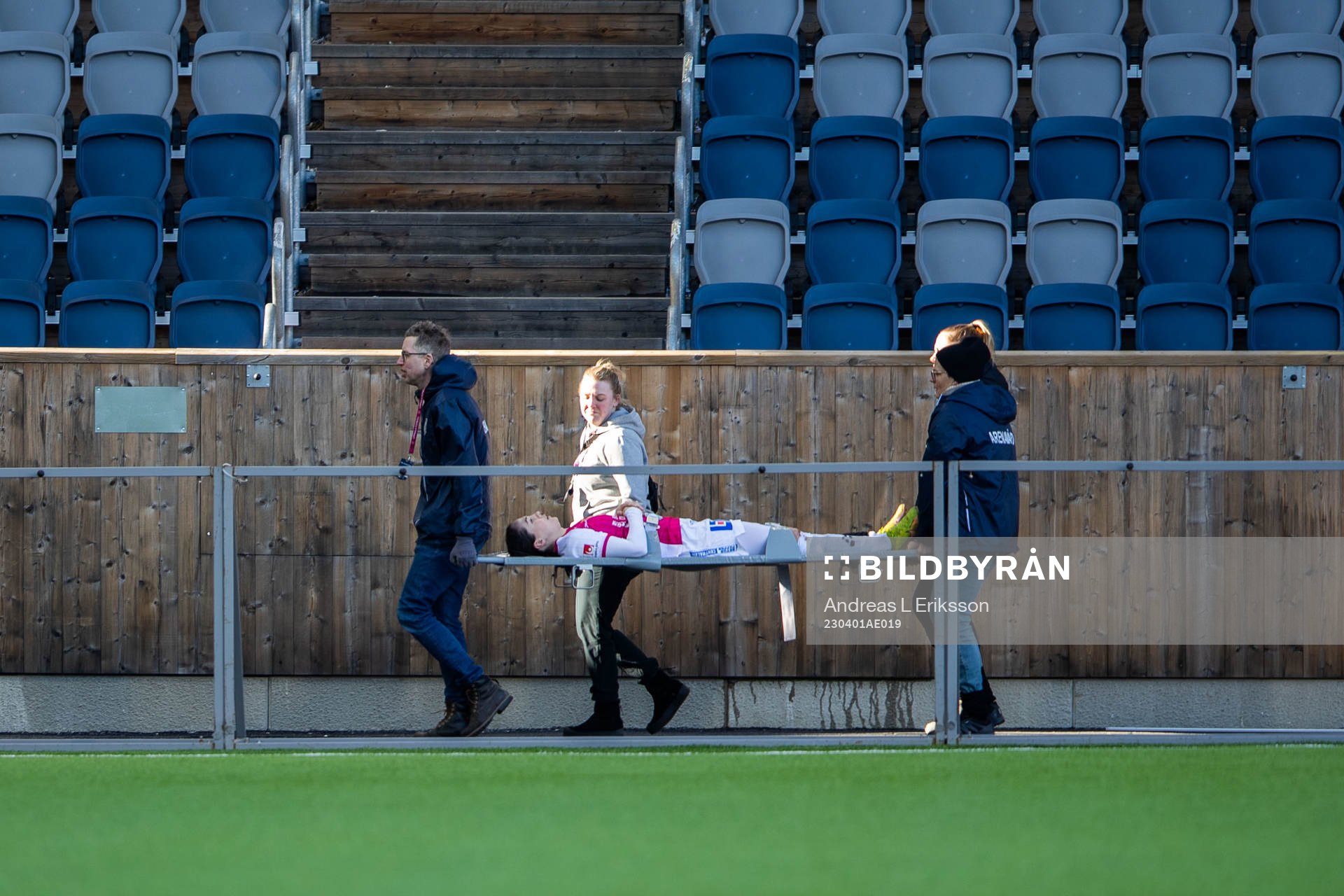 IK Uppsalas Helén Eke bärs ut på bår