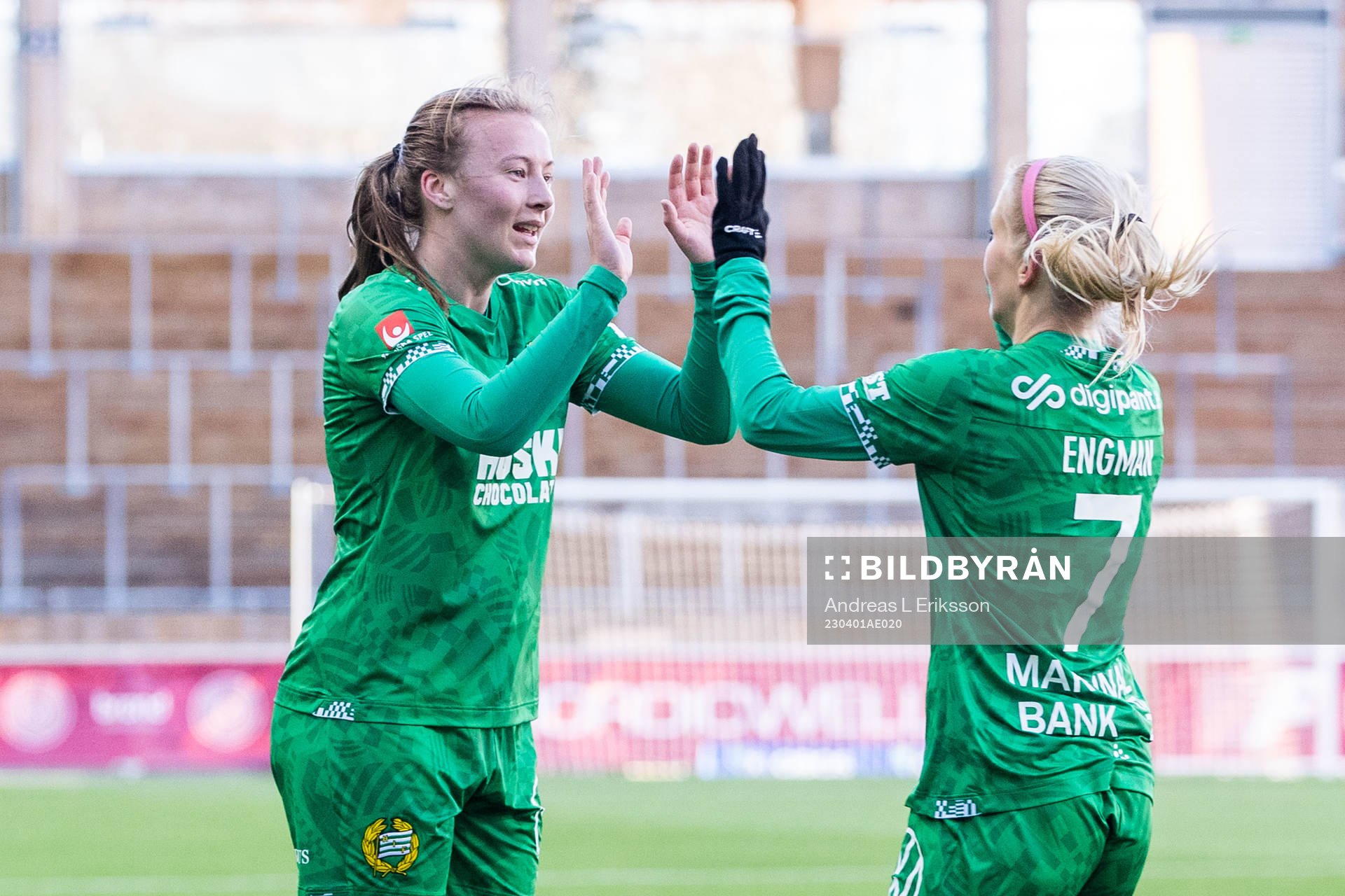 Hammarbys Sara Kanutte Fornes jublar med Adelina Engman efter 0-2 under fotbollsmatchen i Damallsvenskan mellan IK Uppsala och Hammarby den 1 april 2023 i Uppsala.