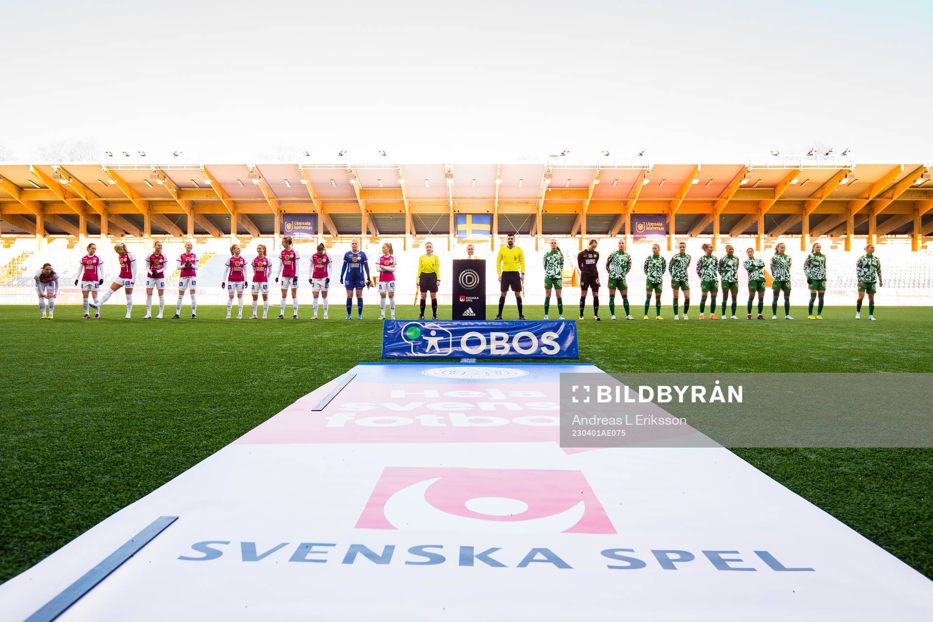IK Uppsalas spelare, domarteamet och Hammarbys spelare