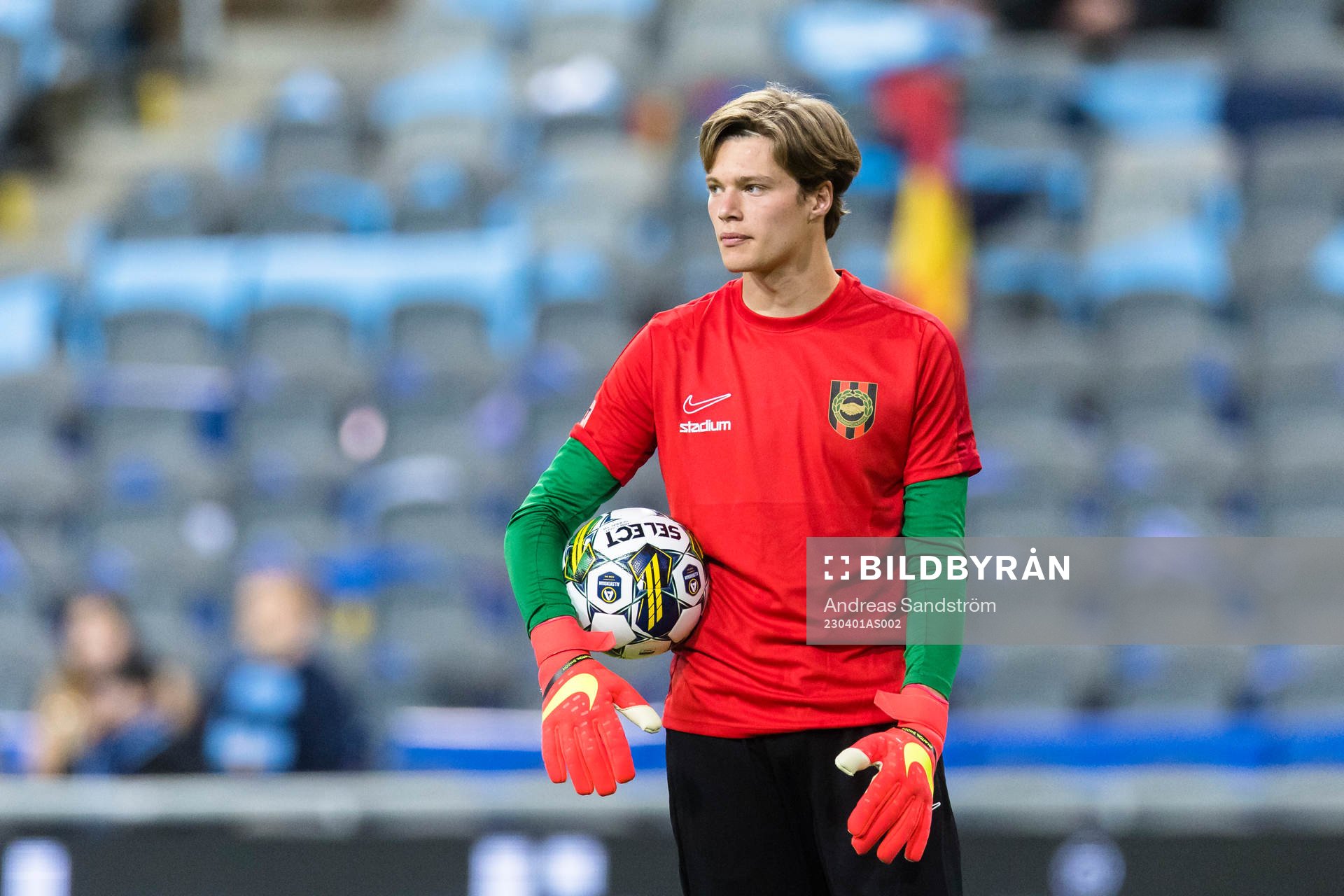 Brommapojkarnas målvakt Filip Sidklev på uppvärmningen