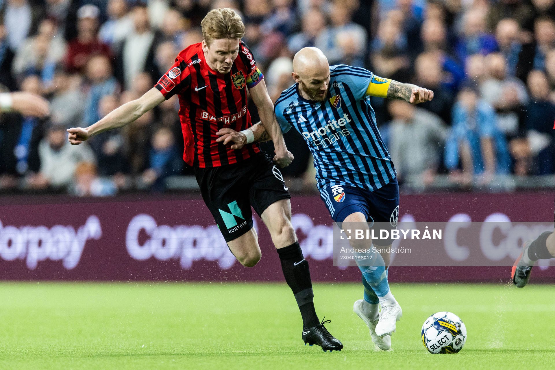 Brommapojkarnas Gustav Sandberg Magnusson och Djurgårdens Magnus Eriksson under fotbollsmatchen i Allsvenskan mellan Djurgården och Brommapojkarna den 1 april 2023 i Stockholm.
