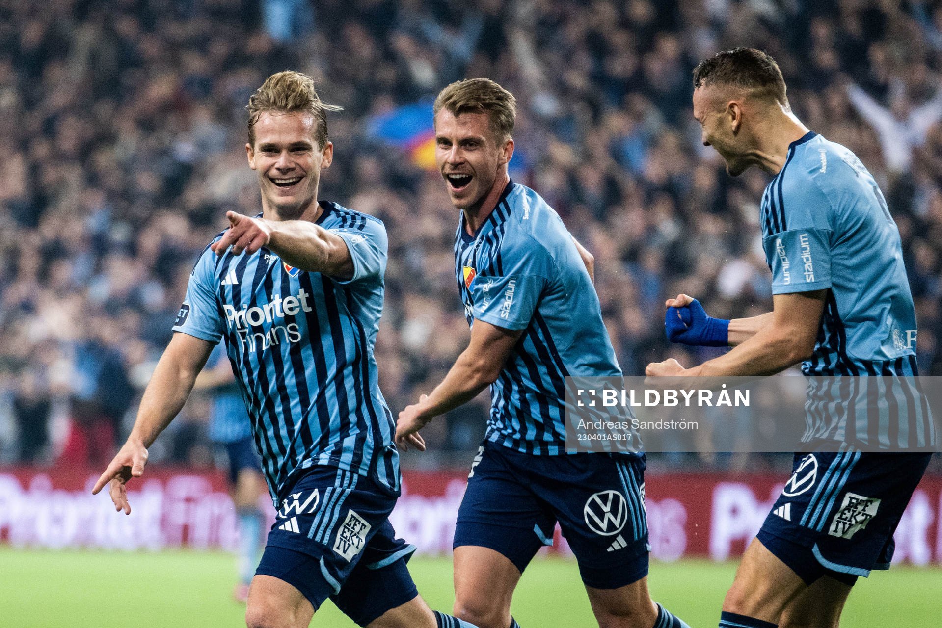 Djurgårdens Hampus Finndell jublar med Rasmus Schuller och