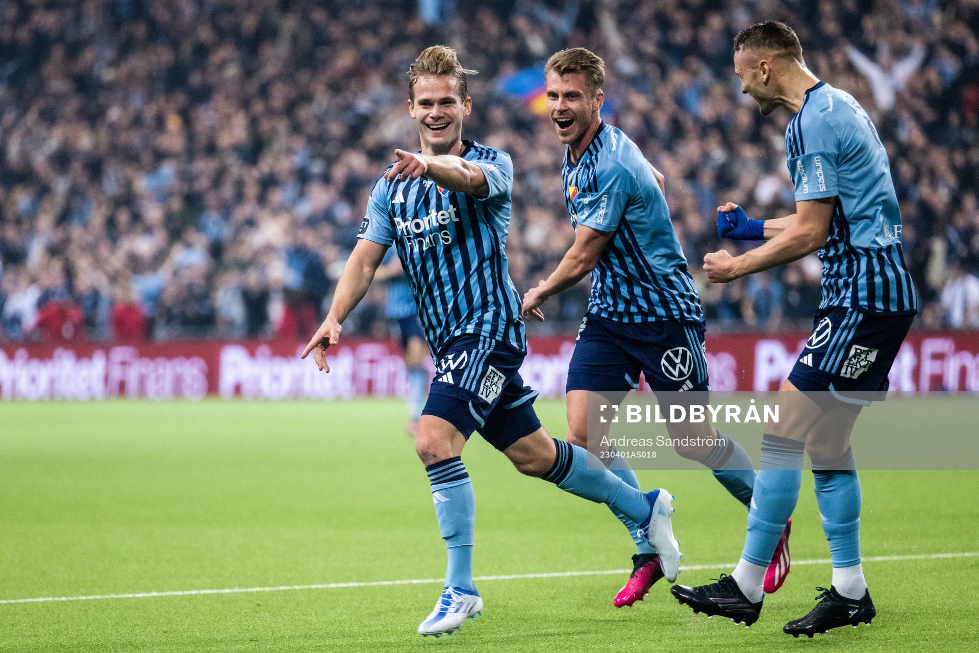 Djurgårdens Hampus Finndell jublar med Rasmus Schuller och