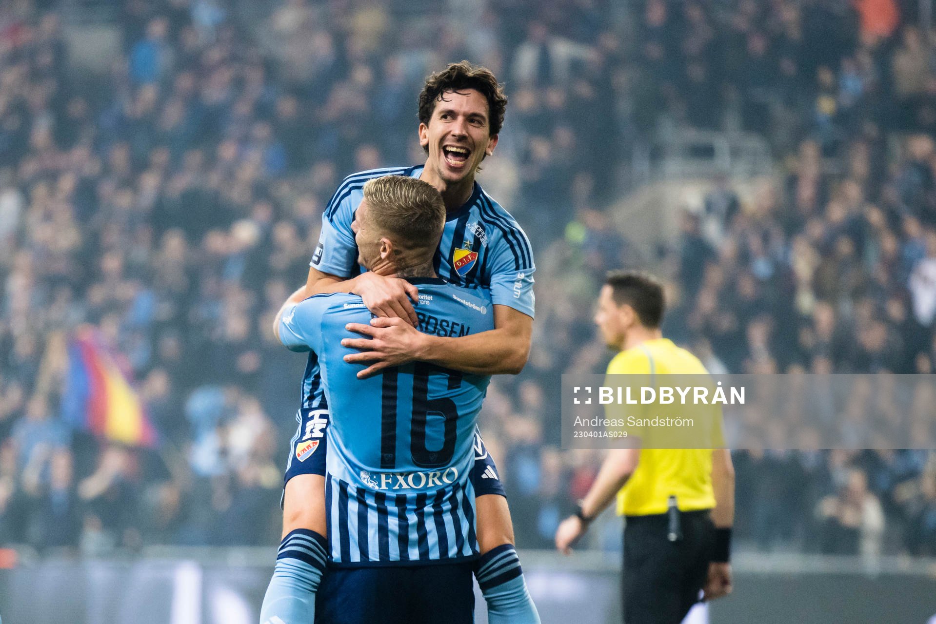 Djurgårdens Gustav Wikheim gör 2-0 och jublar med Victor
