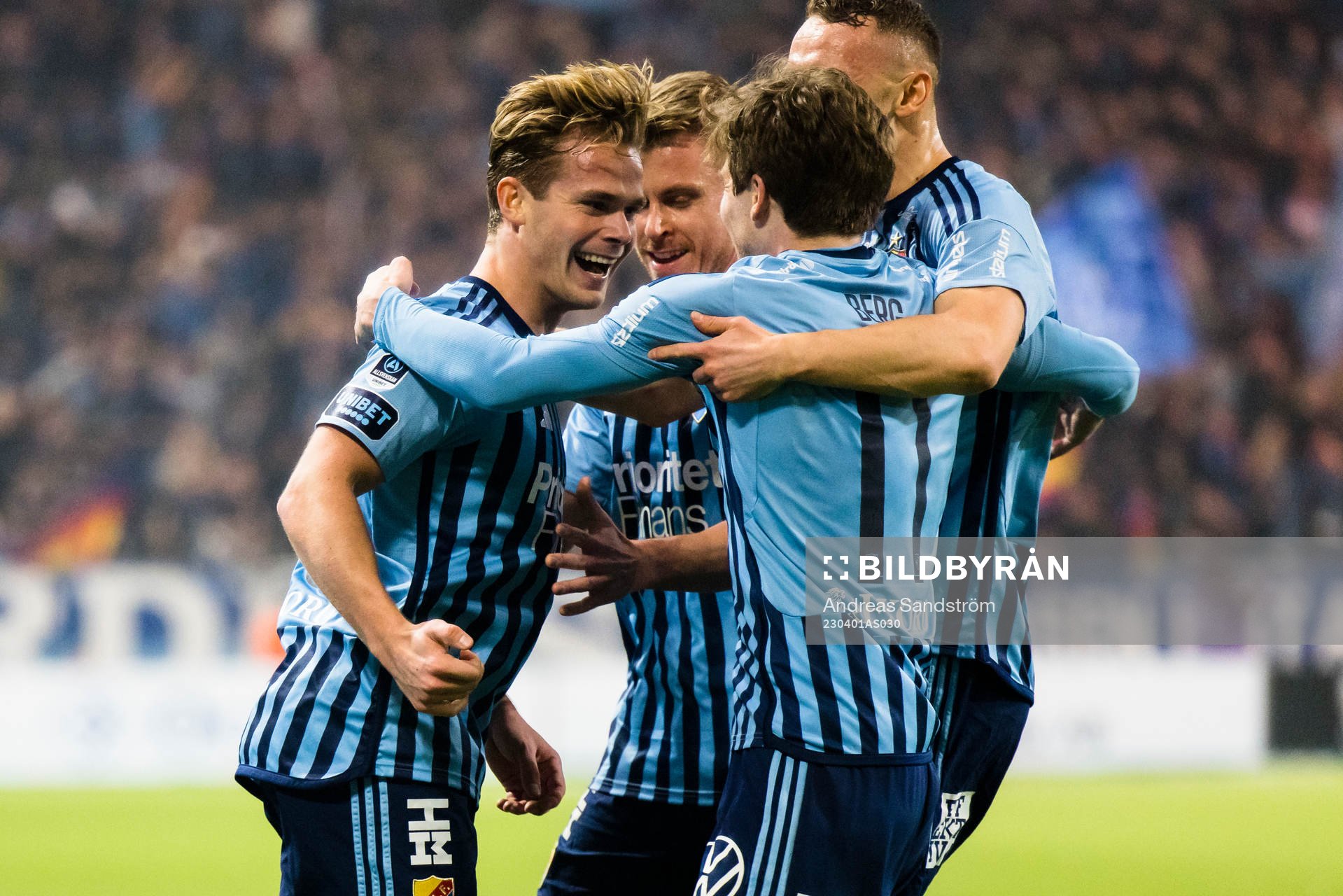 Djurgårdens Hampus Finndell (v) gör 1-0 och gratuleras av