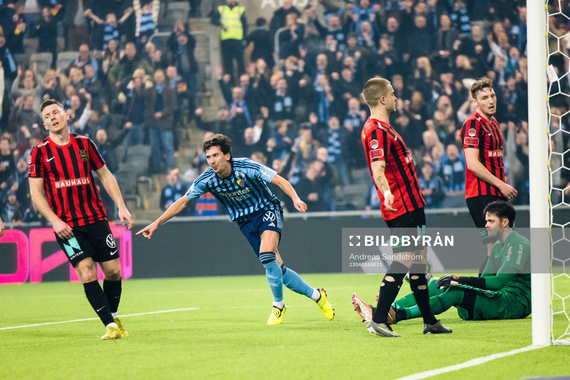 Djurgårdens Gustav Wikheim gör 2-0 bakom Brommapojkarnas målvakt Oscar Linnér under fotbollsmatchen i Allsvenskan mellan Djurgården och Brommapojkarna den 1 april 2023 i Stockholm.
