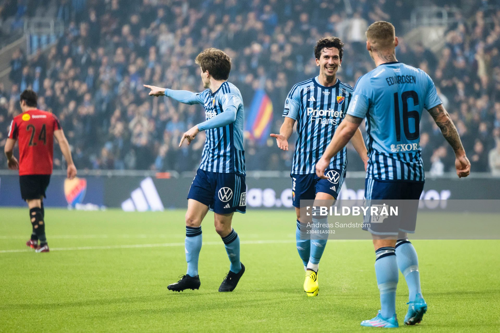 Djurgårdens Gustav Wikheim gör 2-0 och jublar med Victor