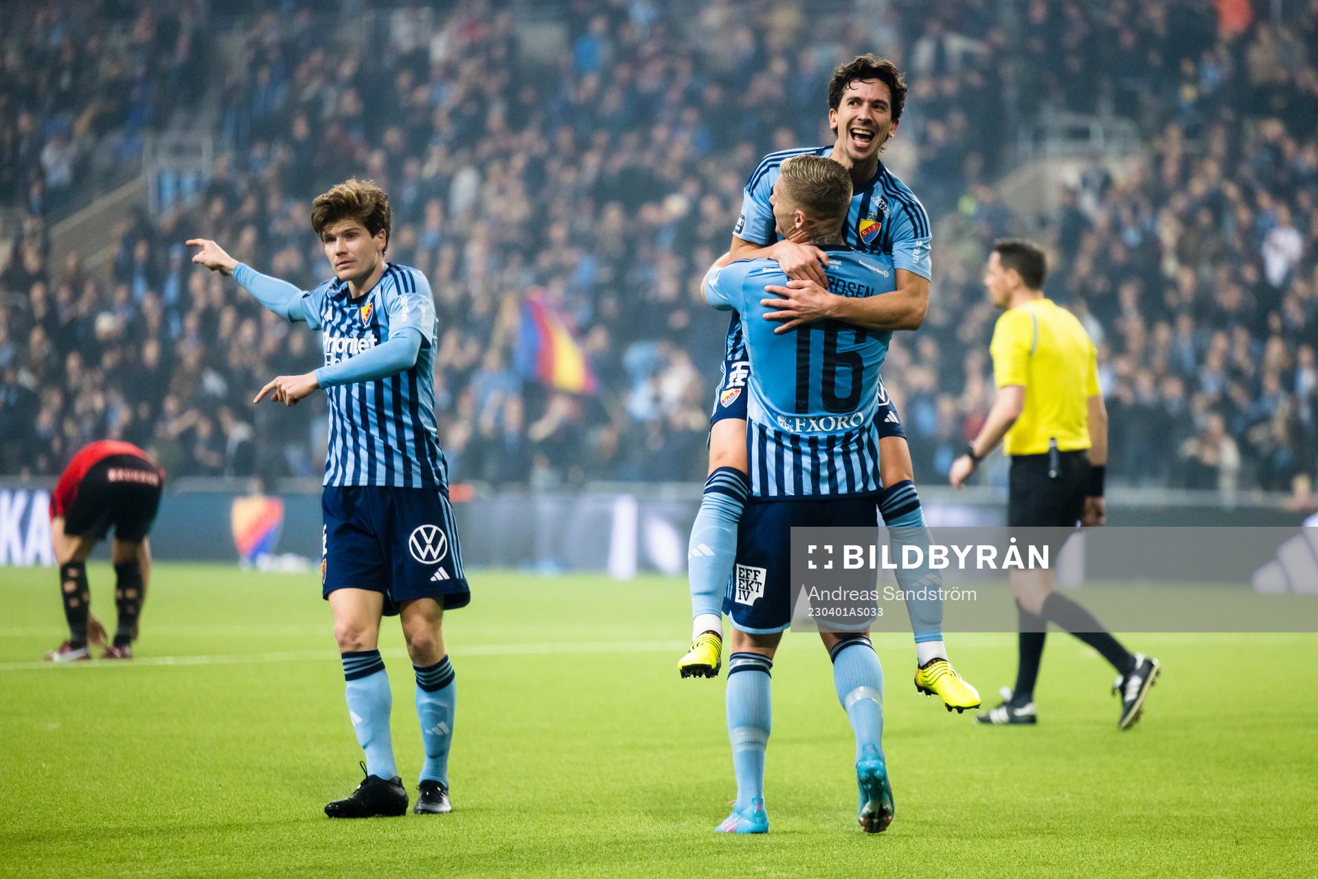 Djurgårdens Gustav Wikheim gör 2-0 och jublar med Victor