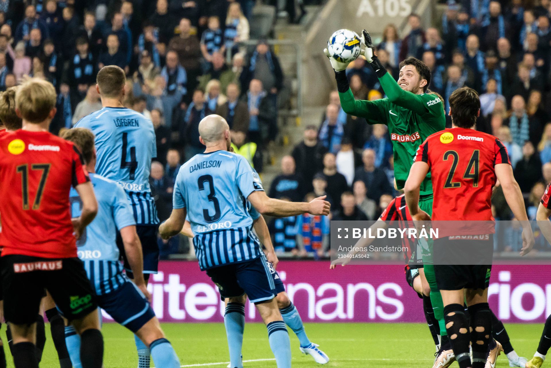 Brommapojkarnas målvakt Oscar Linnér med ett ingripande