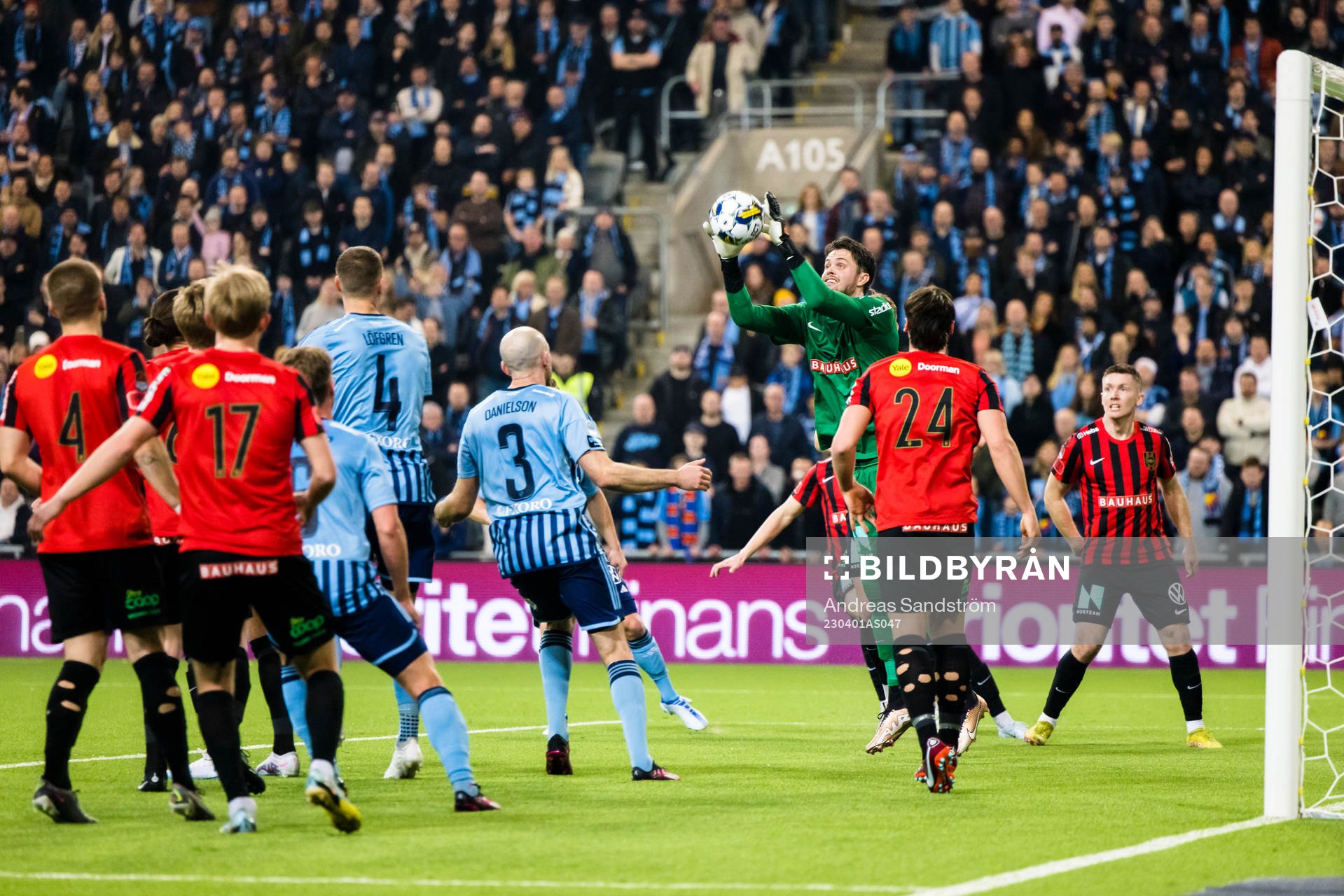 Brommapojkarnas målvakt Oscar Linnér med ett ingripande