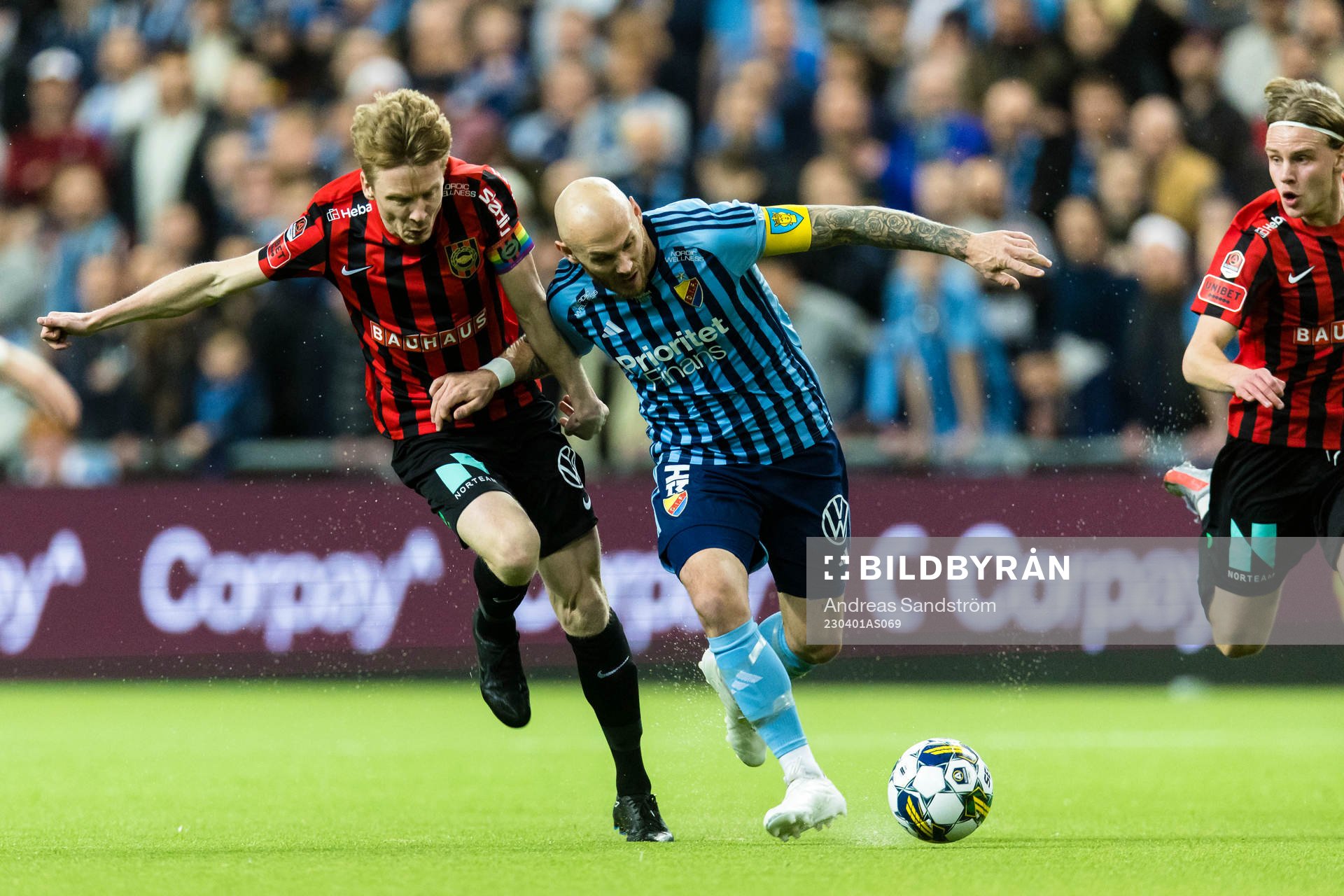 Djurgårdens Magnus Eriksson i kamp med Brommapojkarnas Gustav Sandberg Magnusson under fotbollsmatchen i Allsvenskan mellan Djurgården och Brommapojkarna den 1 april 2023 i Stockholm.