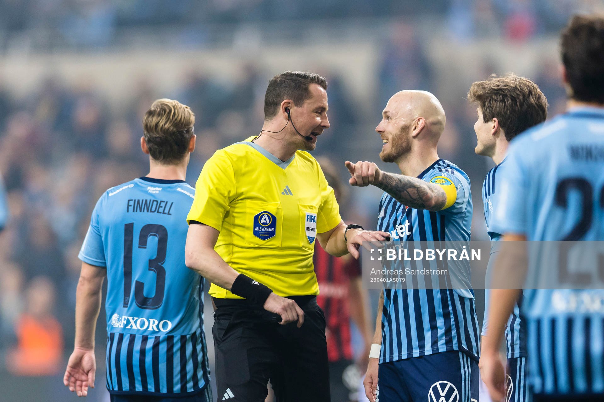 Djurgårdens Magnus Eriksson diskuterar med domare Andreas