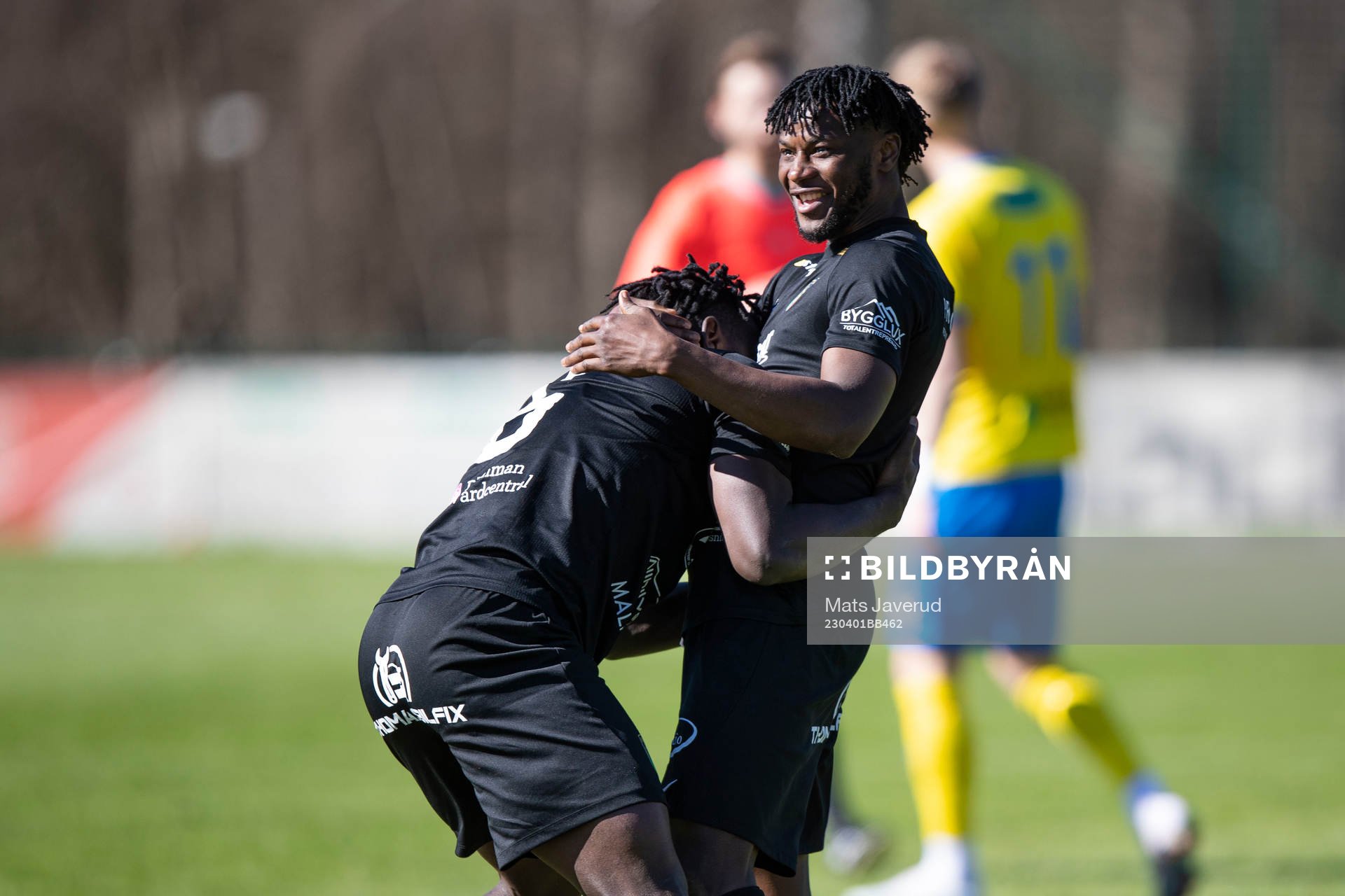 Ariana FCs Emmanuel Yeboah och Dawda Ngum jublar efter fotbollsmatchen i Division 1 Södra mellan Eskilsminne IF och Ariana FC den 1 april 2023 i Helsingborg.