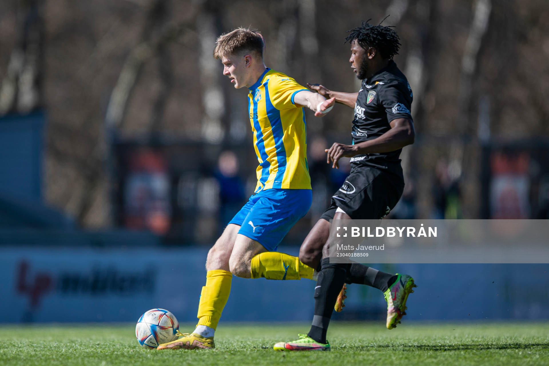 Eskilsminne IFs Hampus Stoltz och Ariana FCs Emmanuel Yeboah